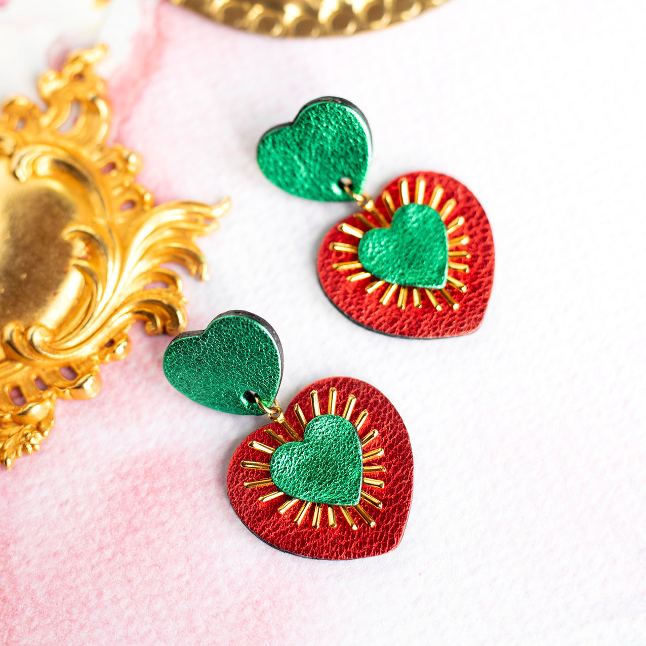 Boucles d'oreilles Sacré Coeur cuir vert métallisé et rouge