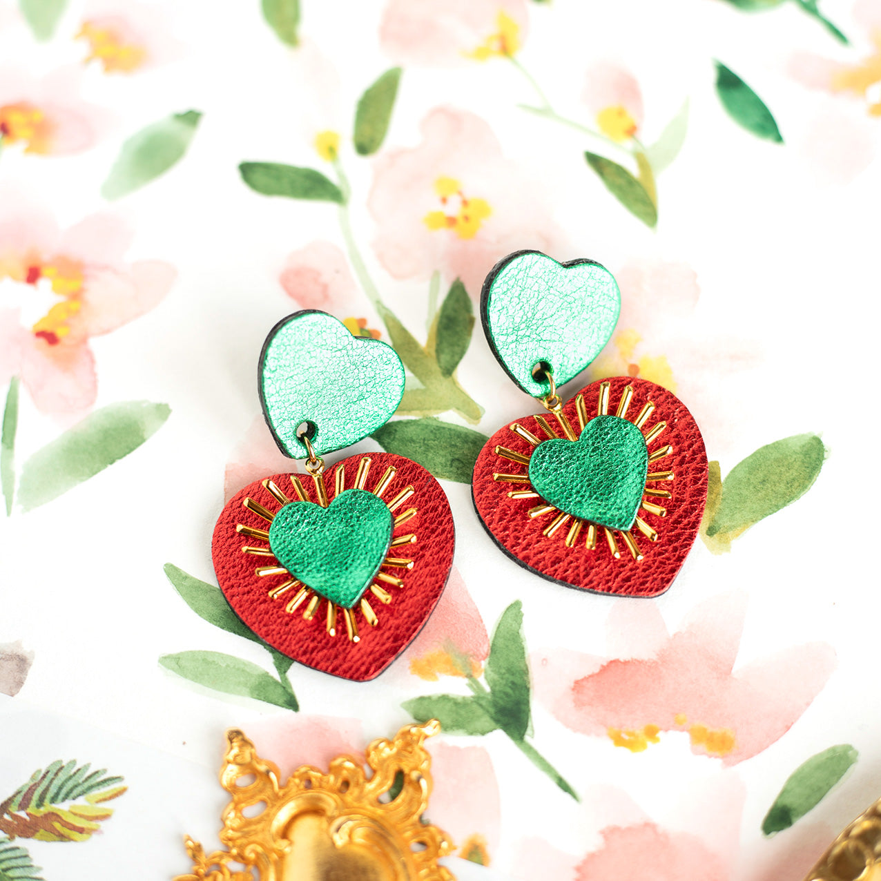 Boucles d'oreilles Sacré Coeur cuir vert métallisé et rouge