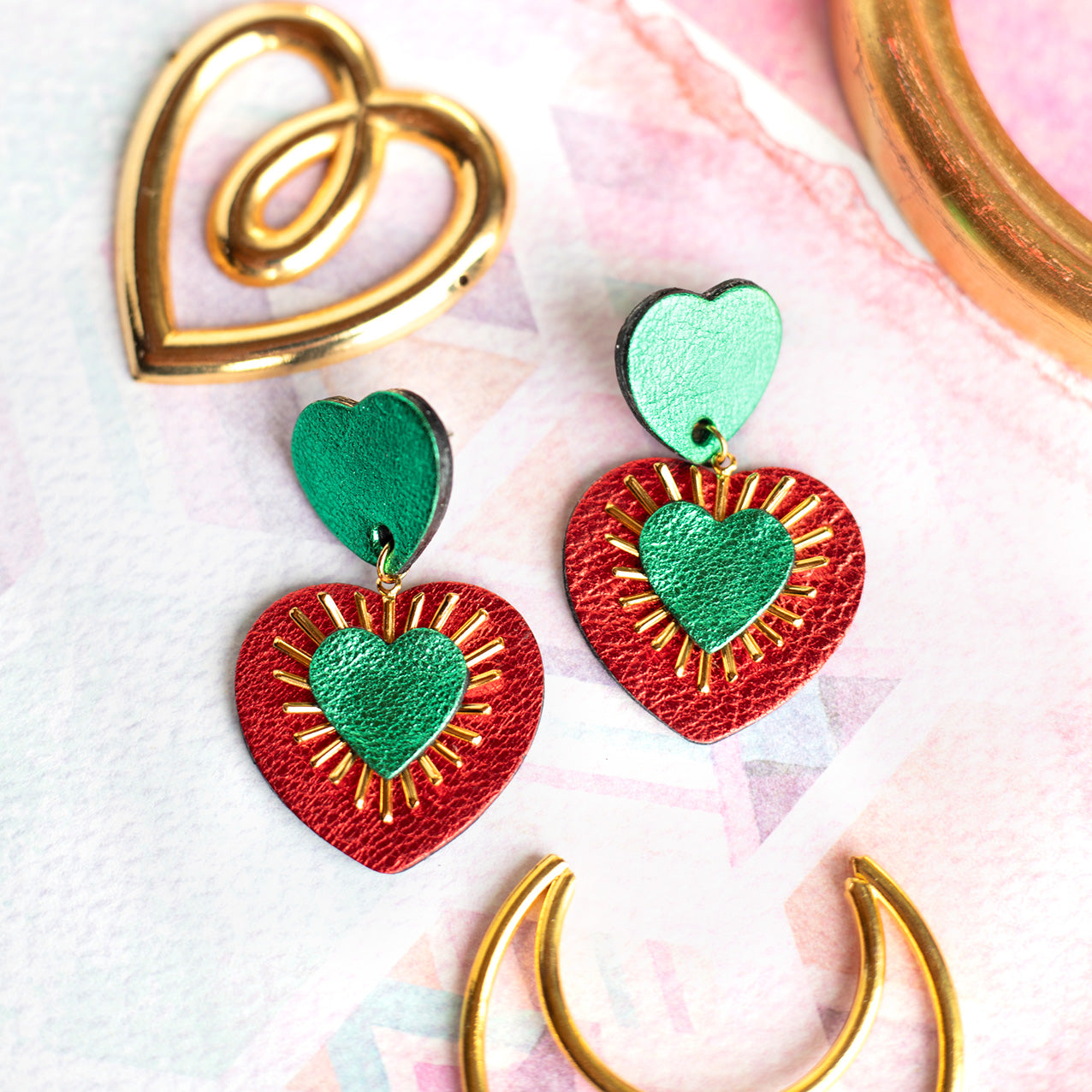 Boucles d'oreilles Sacré Coeur cuir vert métallisé et rouge