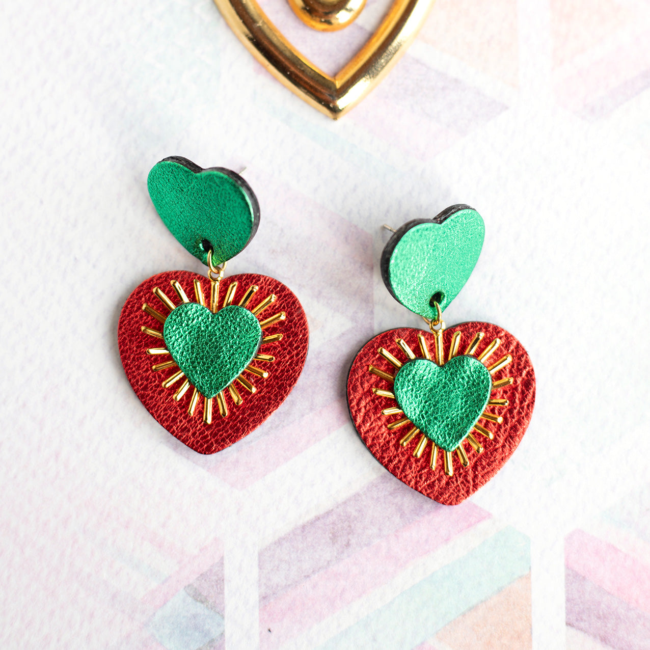 Boucles d'oreilles Sacré Coeur cuir vert métallisé et rouge