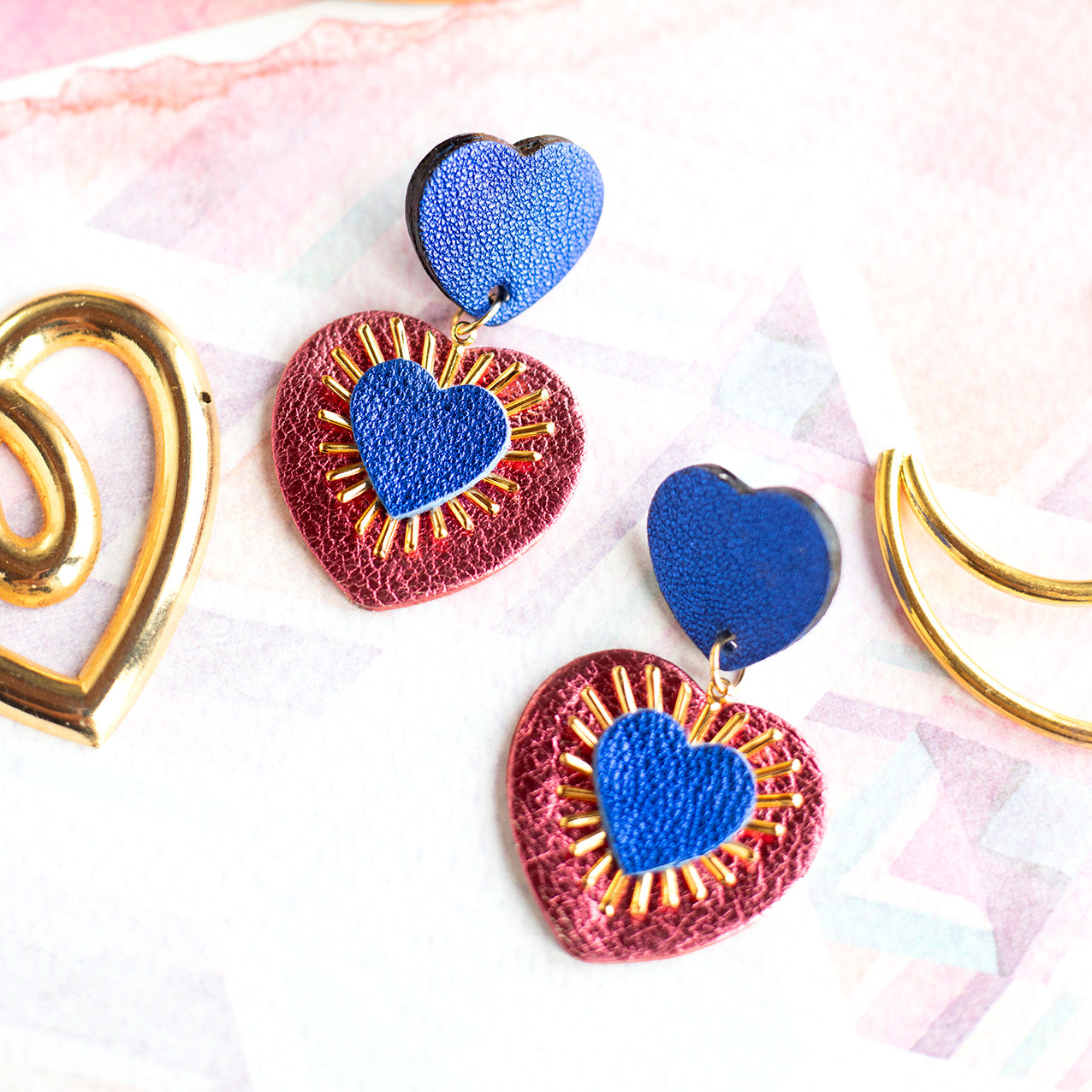 Boucles d'oreilles Sacré Coeur cuir bleu outremer et rose framboise métallisé