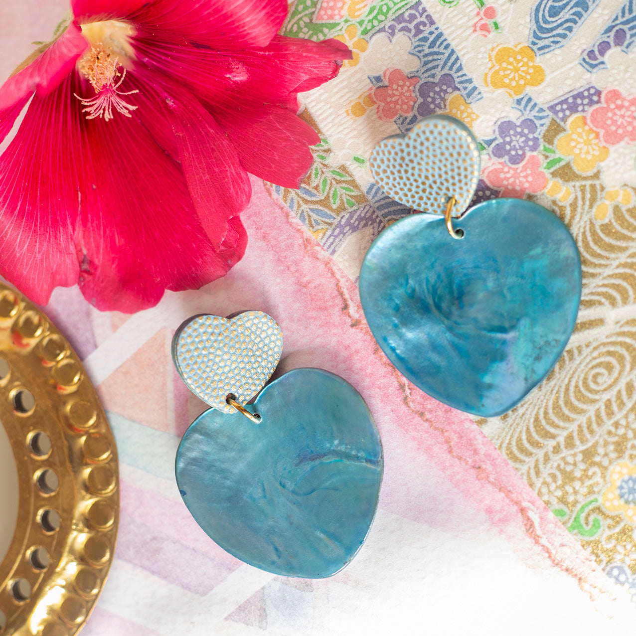 Boucles d'oreilles Double Coeurs cuir bleu à pois doré et coeurs en nacre bleue