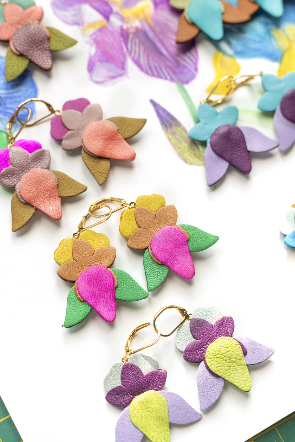 Boucles d'oreilles Iris cuir rose pâle, vert kaki, prune