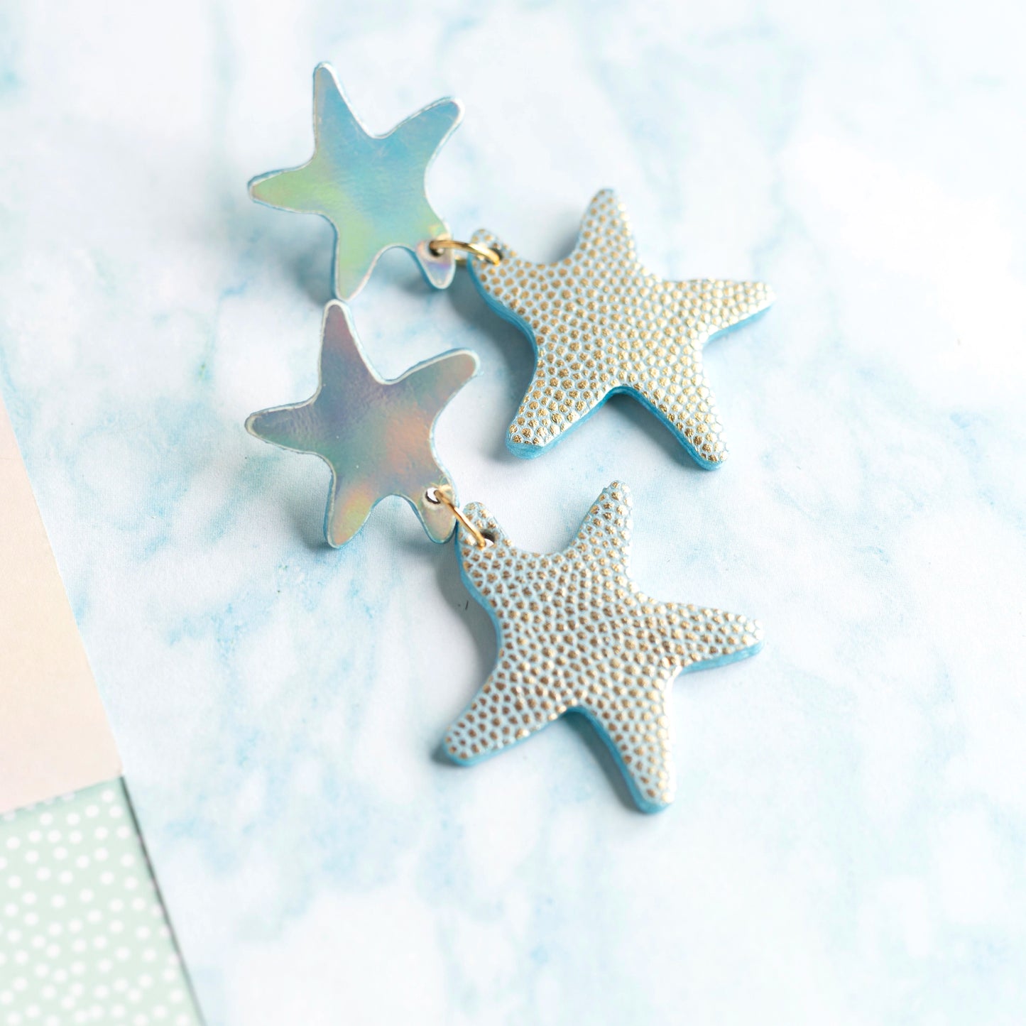 Boucles d'oreilles Étoiles de mer double en cuir holographique et écailles dorées