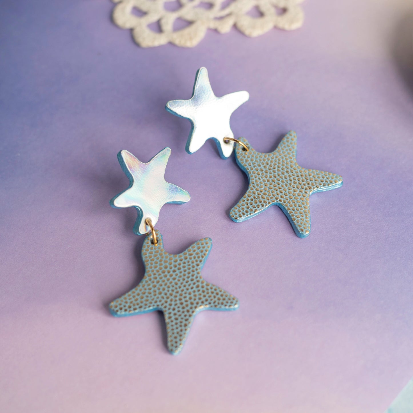 Boucles d'oreilles Étoiles de mer double en cuir holographique et écailles dorées