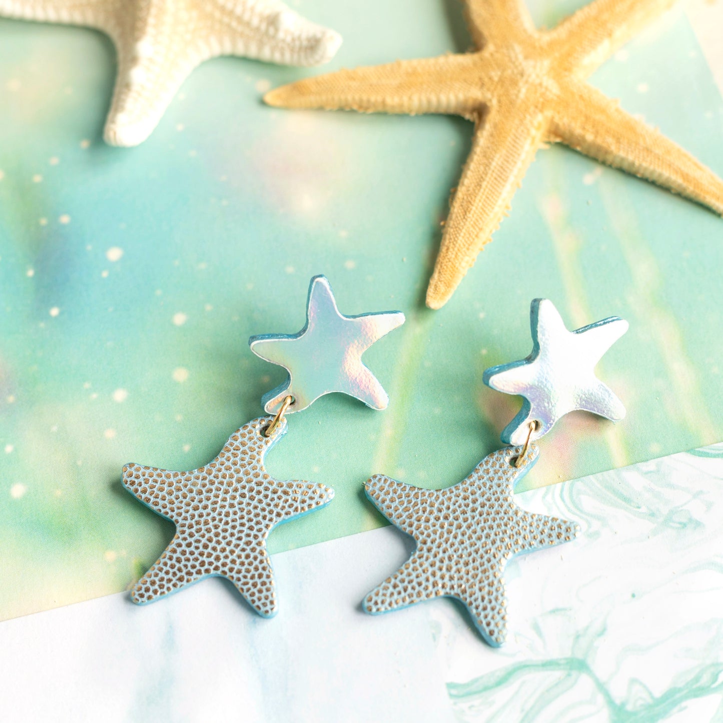 Boucles d'oreilles Étoiles de mer double en cuir holographique et écailles dorées