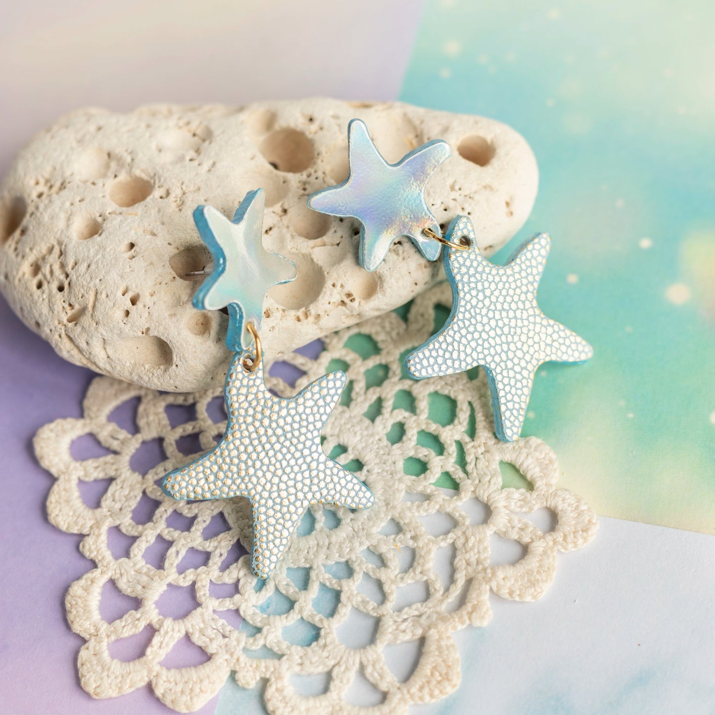 Boucles d'oreilles Étoiles de mer double en cuir holographique et écailles dorées