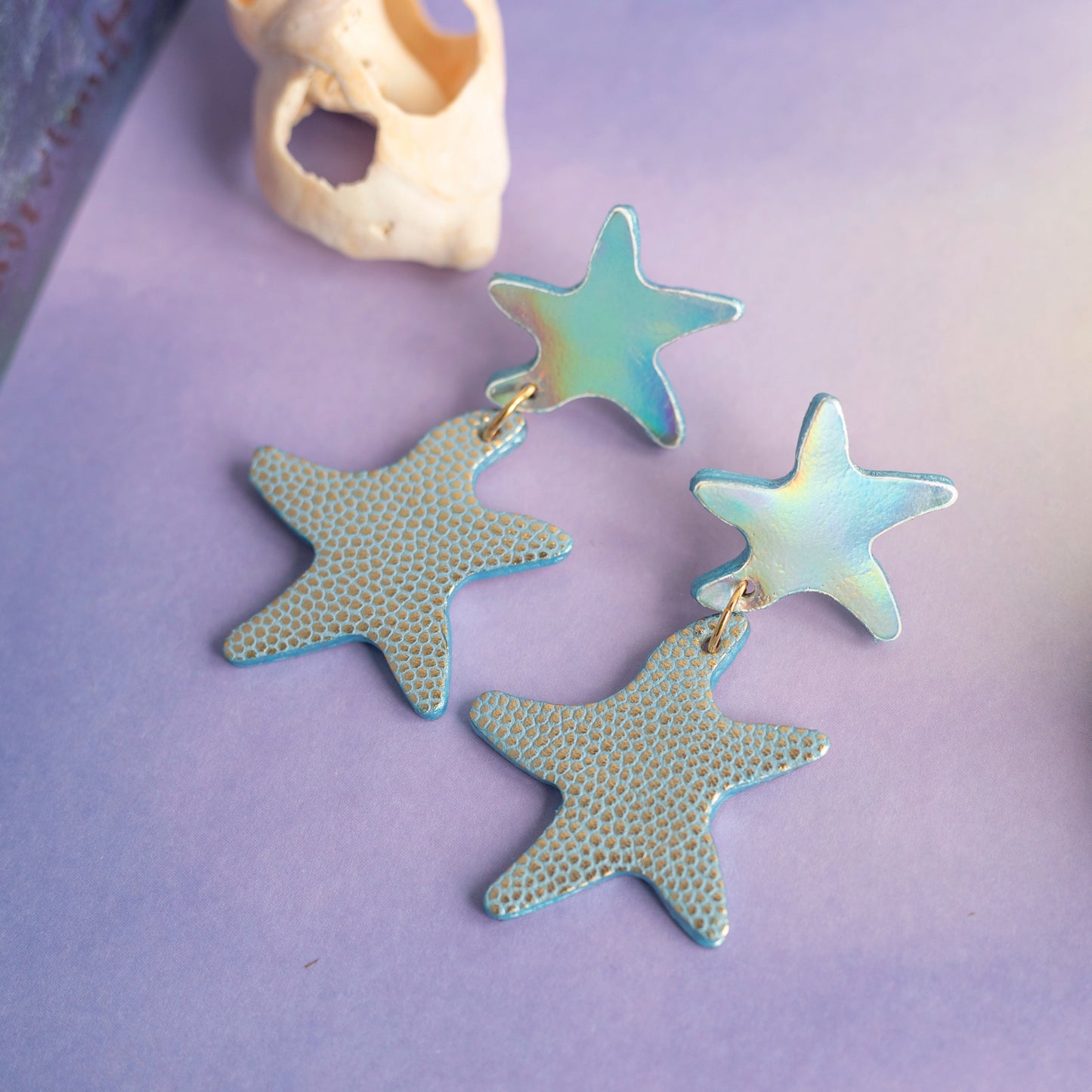 Boucles d'oreilles Étoiles de mer double en cuir holographique et écailles dorées