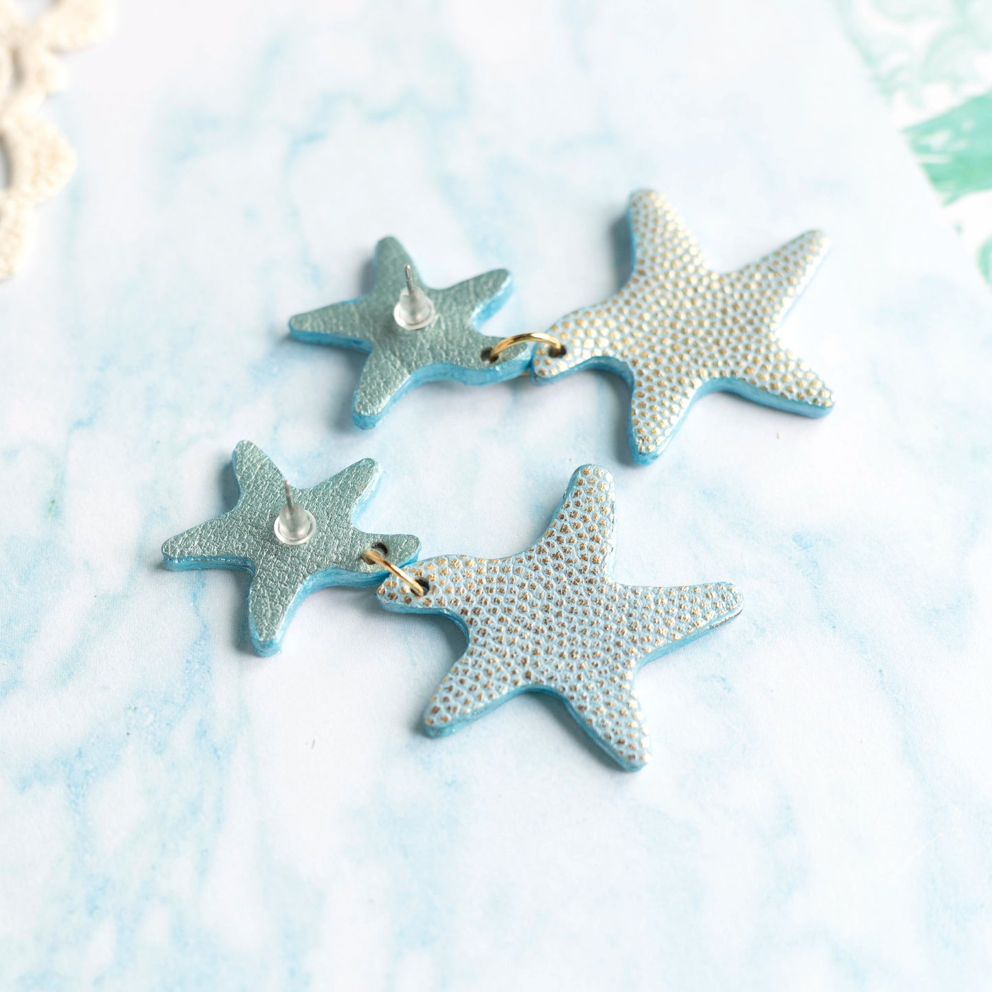 Boucles d'oreilles Étoiles de mer double en cuir holographique et écailles dorées