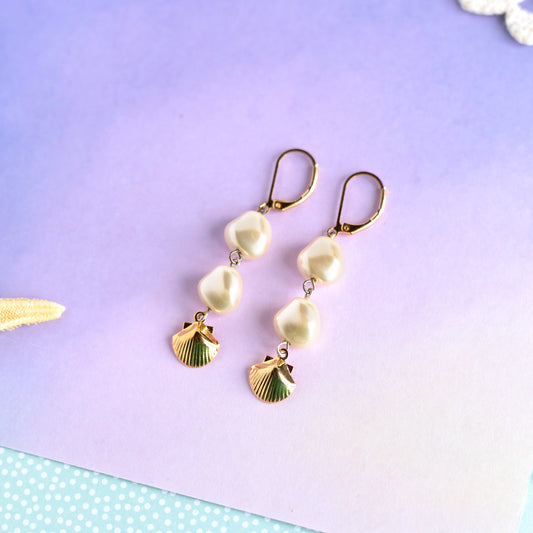 Boucles d'oreilles perles blanches et coquilles dorées