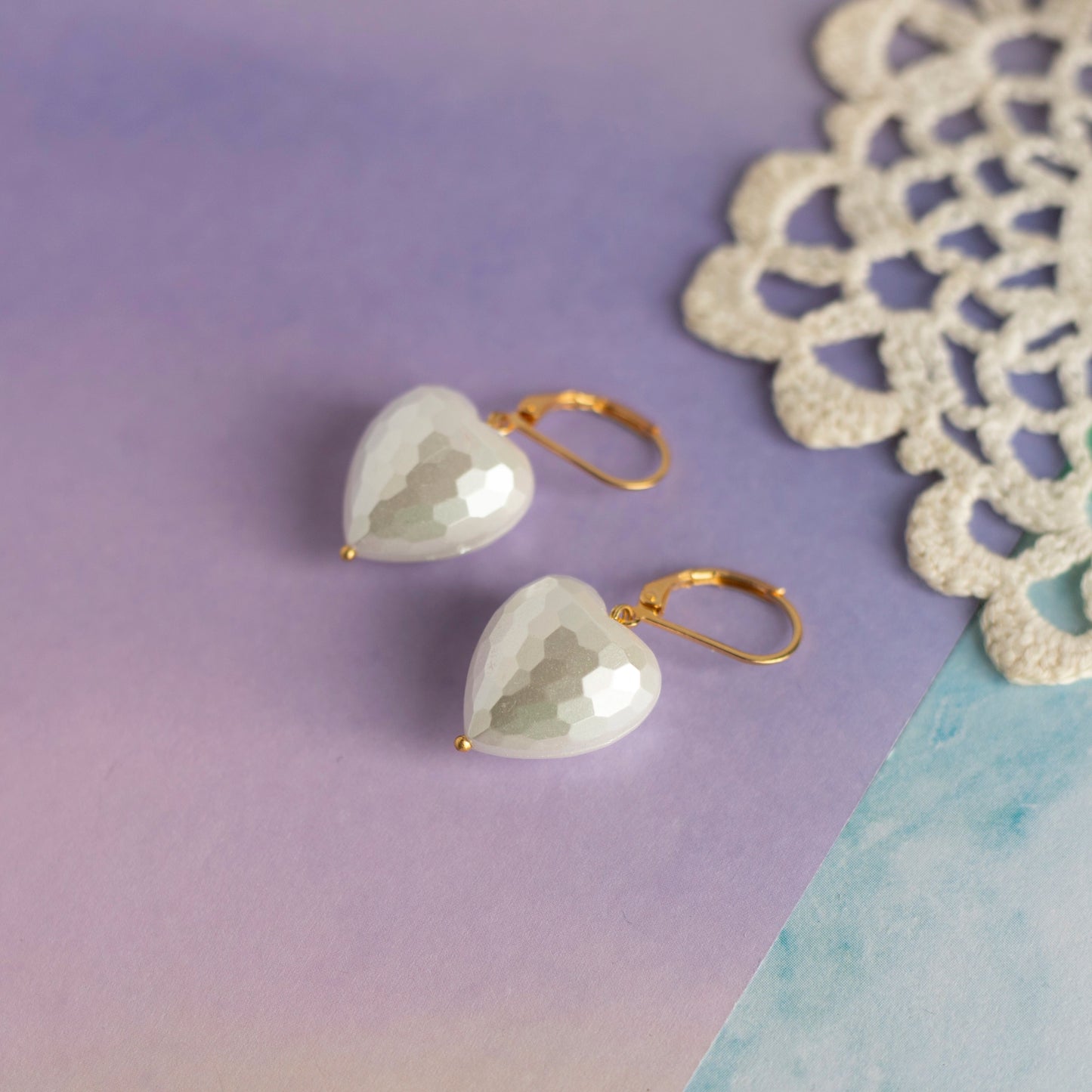 Boucles d'oreilles Coeurs blanc nacré