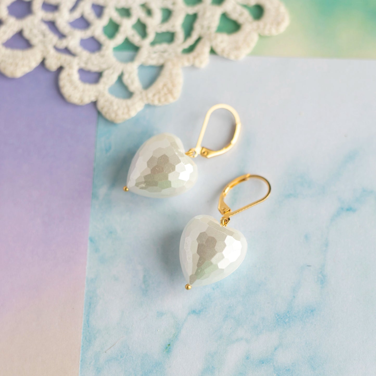Boucles d'oreilles Coeurs blanc nacré