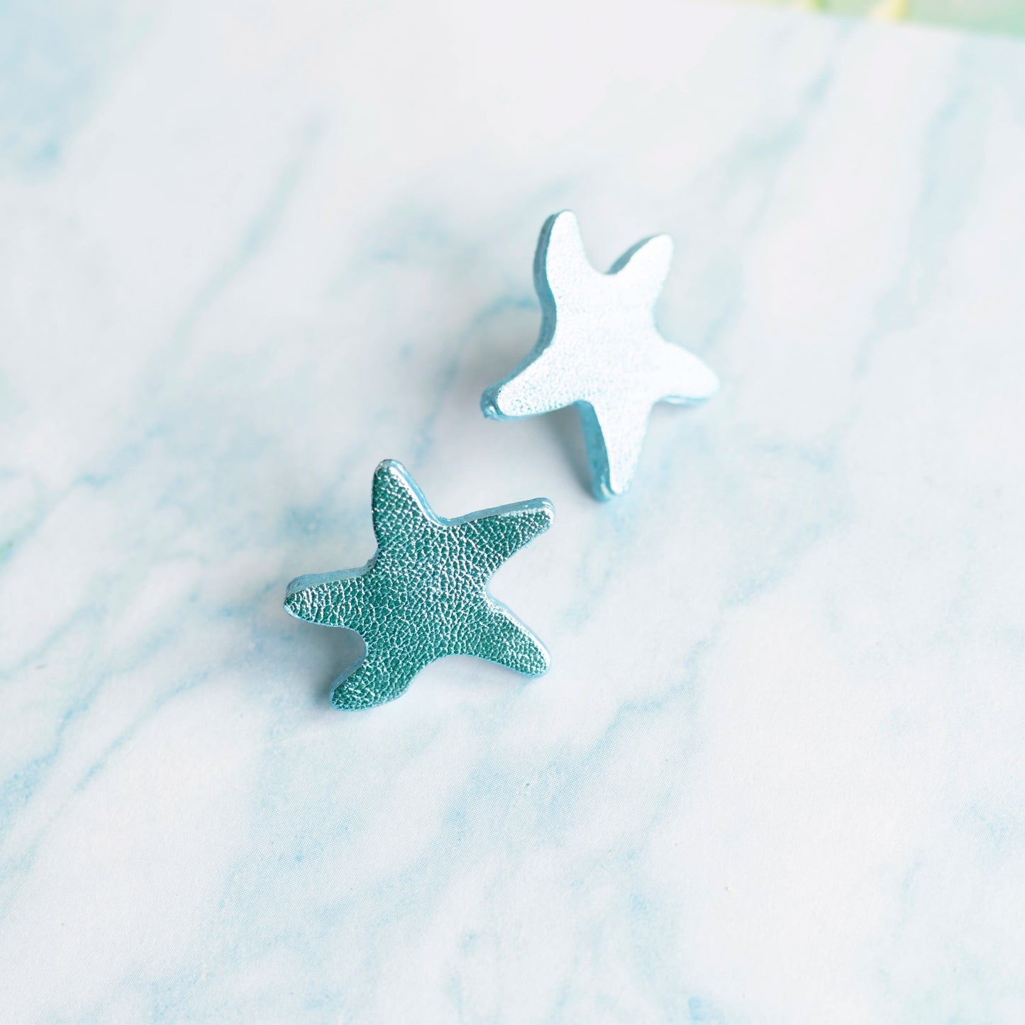 Boucles d'oreilles puces Étoiles de mer cuir bleu ciel métallisé