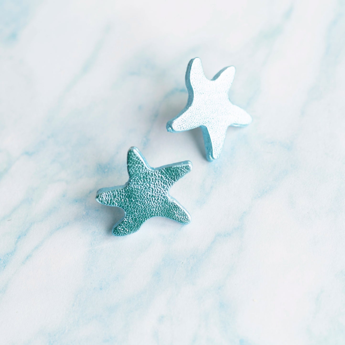 Boucles d'oreilles puces Étoiles de mer cuir bleu ciel métallisé