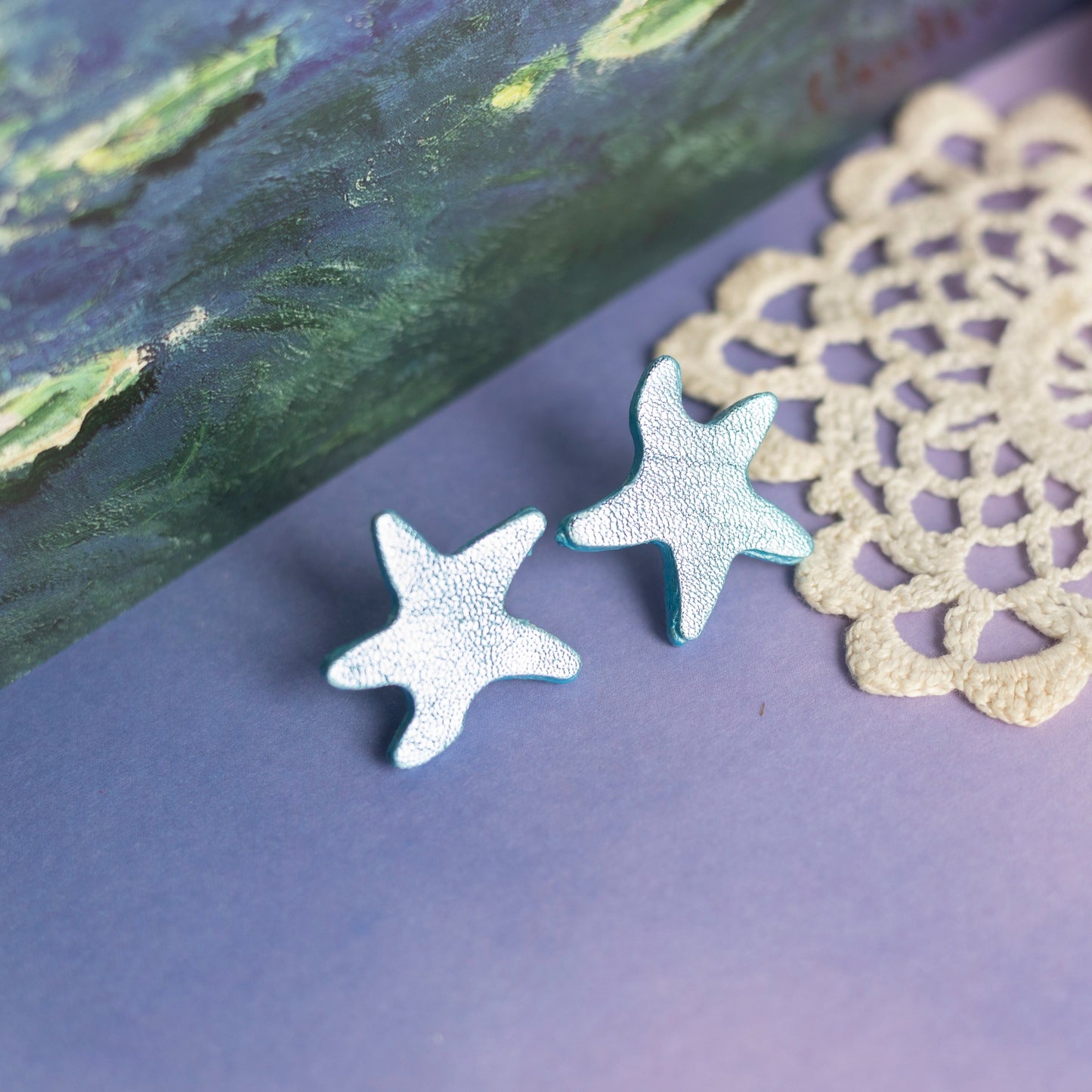 Boucles d'oreilles puces Étoiles de mer cuir bleu ciel métallisé