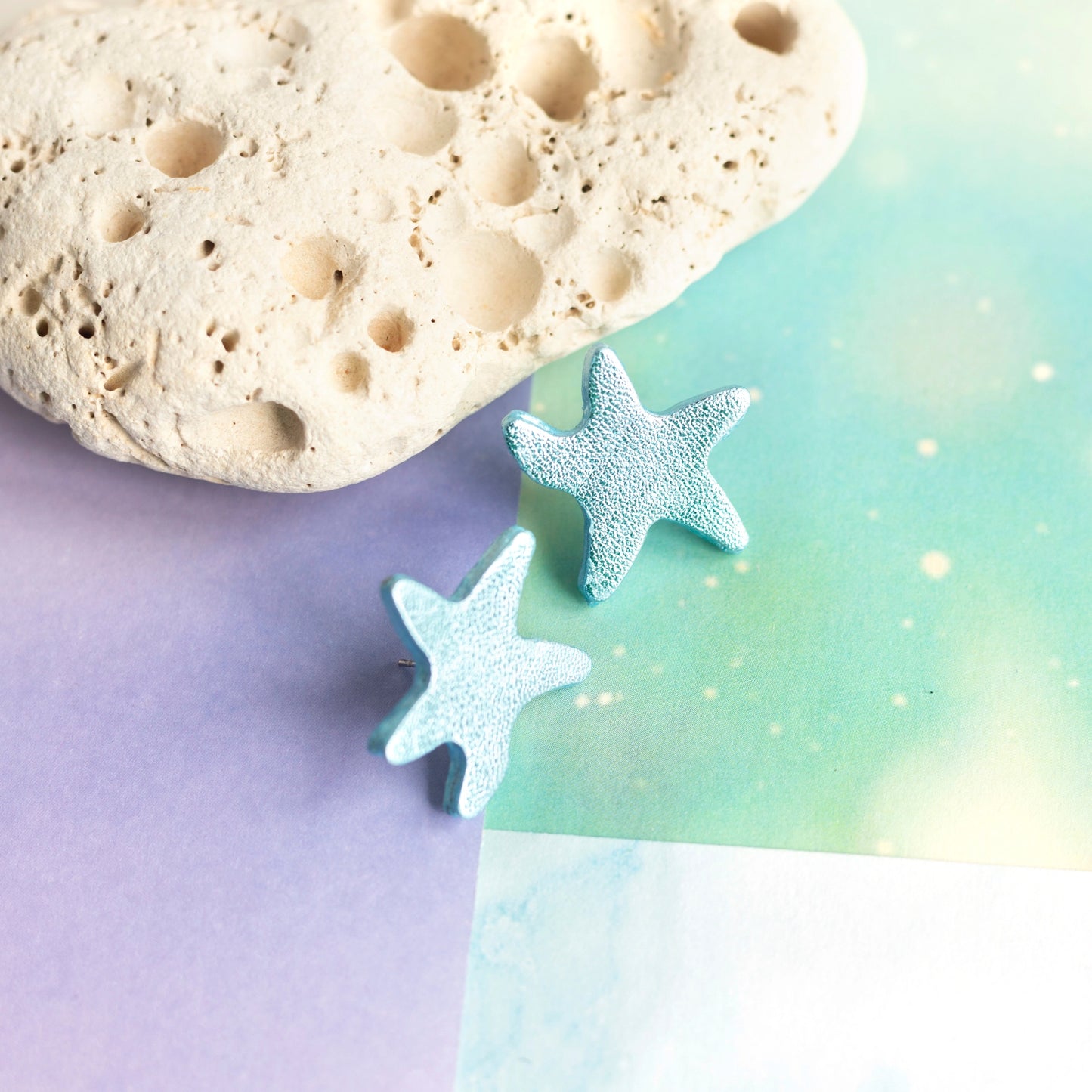 Boucles d'oreilles puces Étoiles de mer cuir bleu ciel métallisé