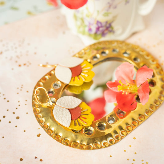 Boucles d'oreilles Fleur de Cerisier blanc cassé, rouge cuivré, jaune