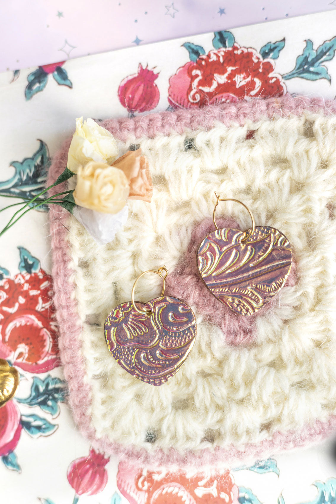 Boucles d'oreilles coeurs holographiques rose mauve et jaune
