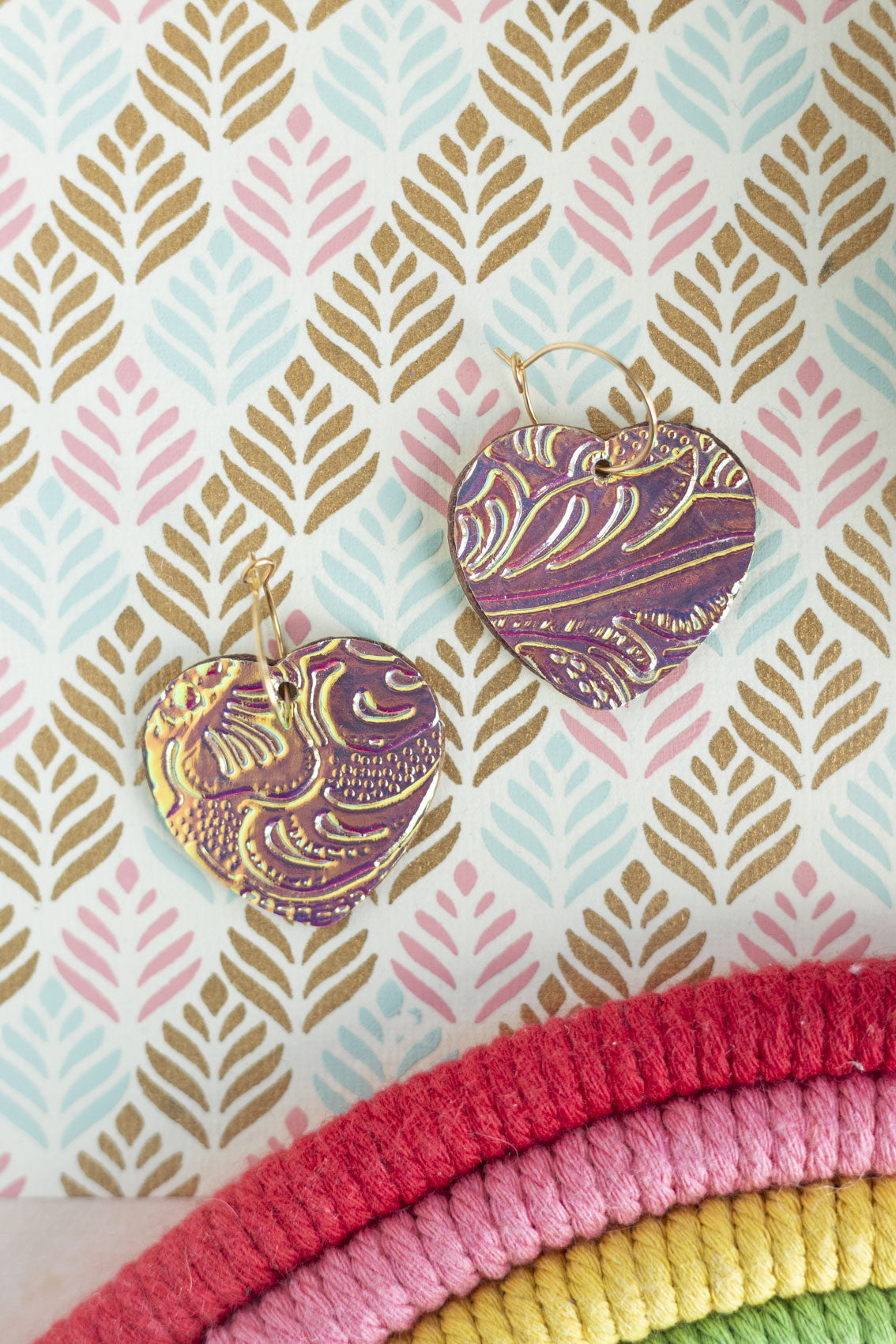Boucles d'oreilles coeurs holographiques rose mauve et jaune