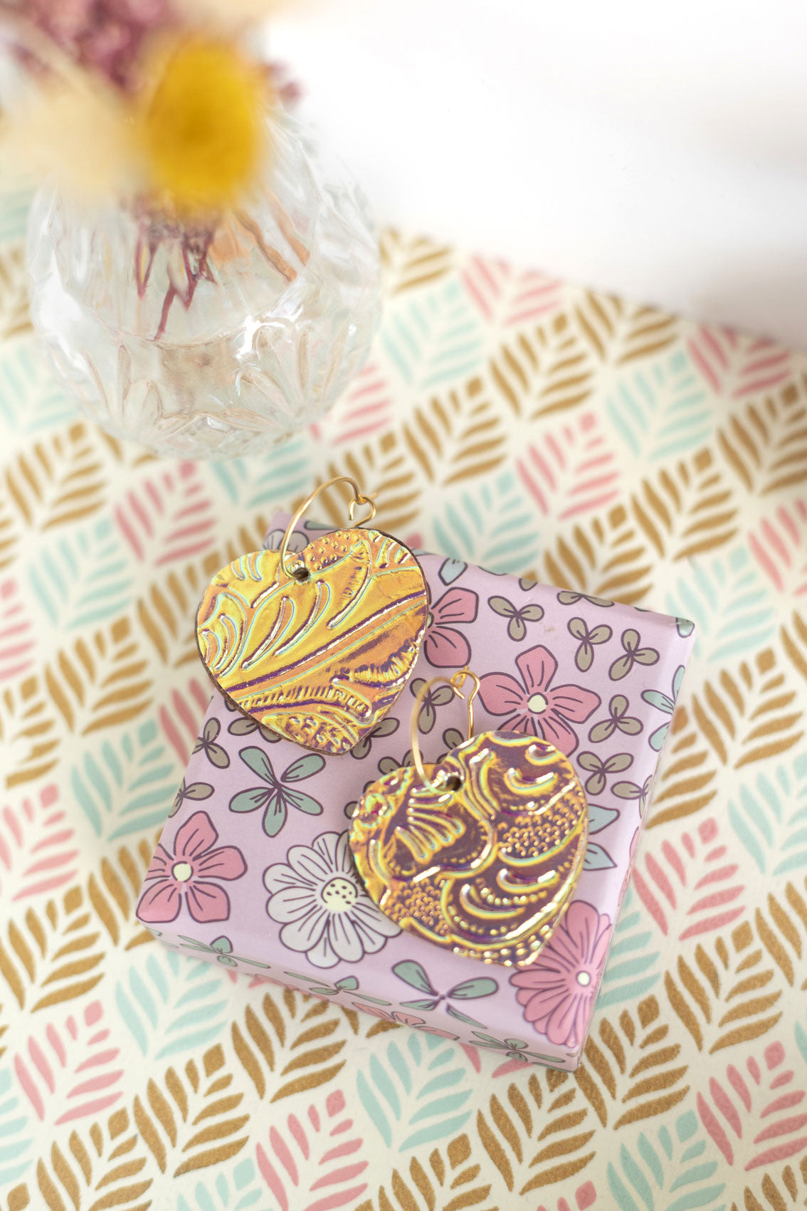 Boucles d'oreilles coeurs holographiques rose mauve et jaune