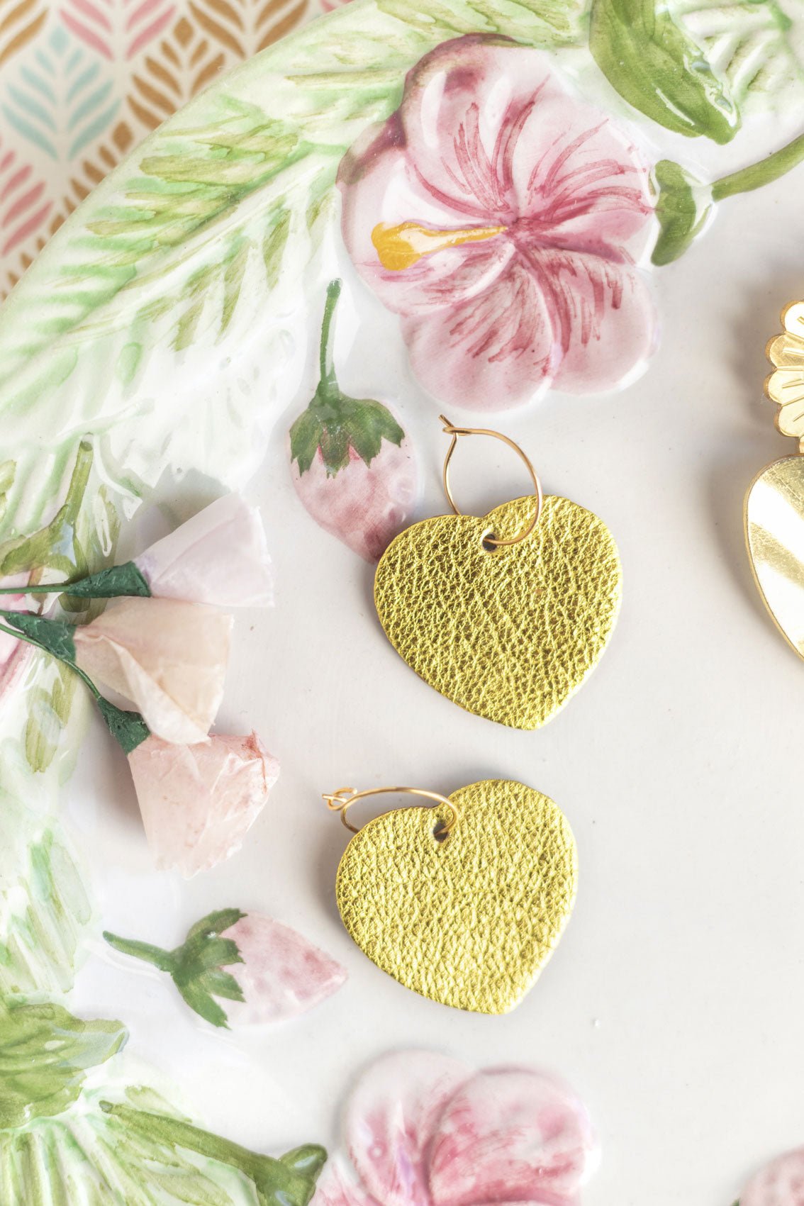 Boucles d'oreilles coeurs holographiques rose mauve et jaune