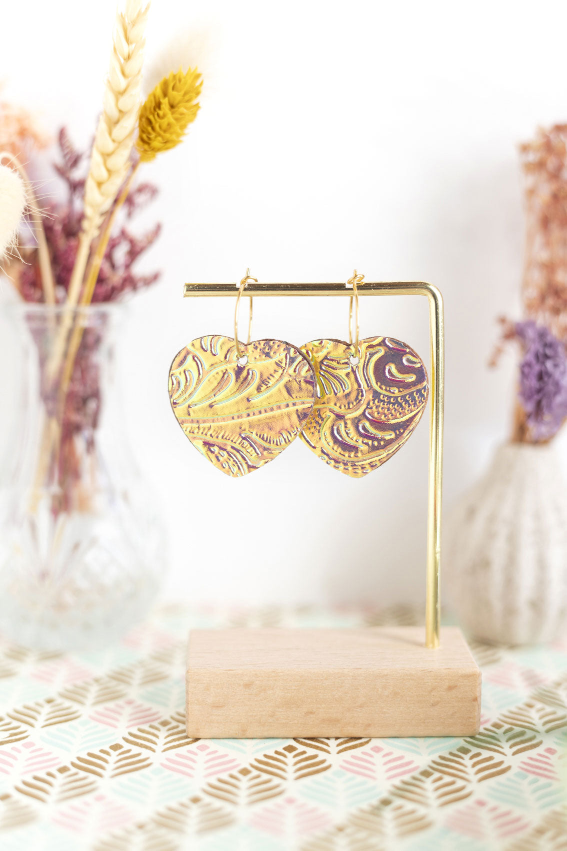 Boucles d'oreilles coeurs holographiques rose mauve et jaune