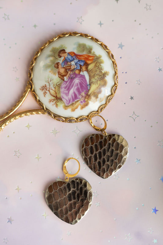 Boucles d'oreilles coeurs en cuir argenté à écailles