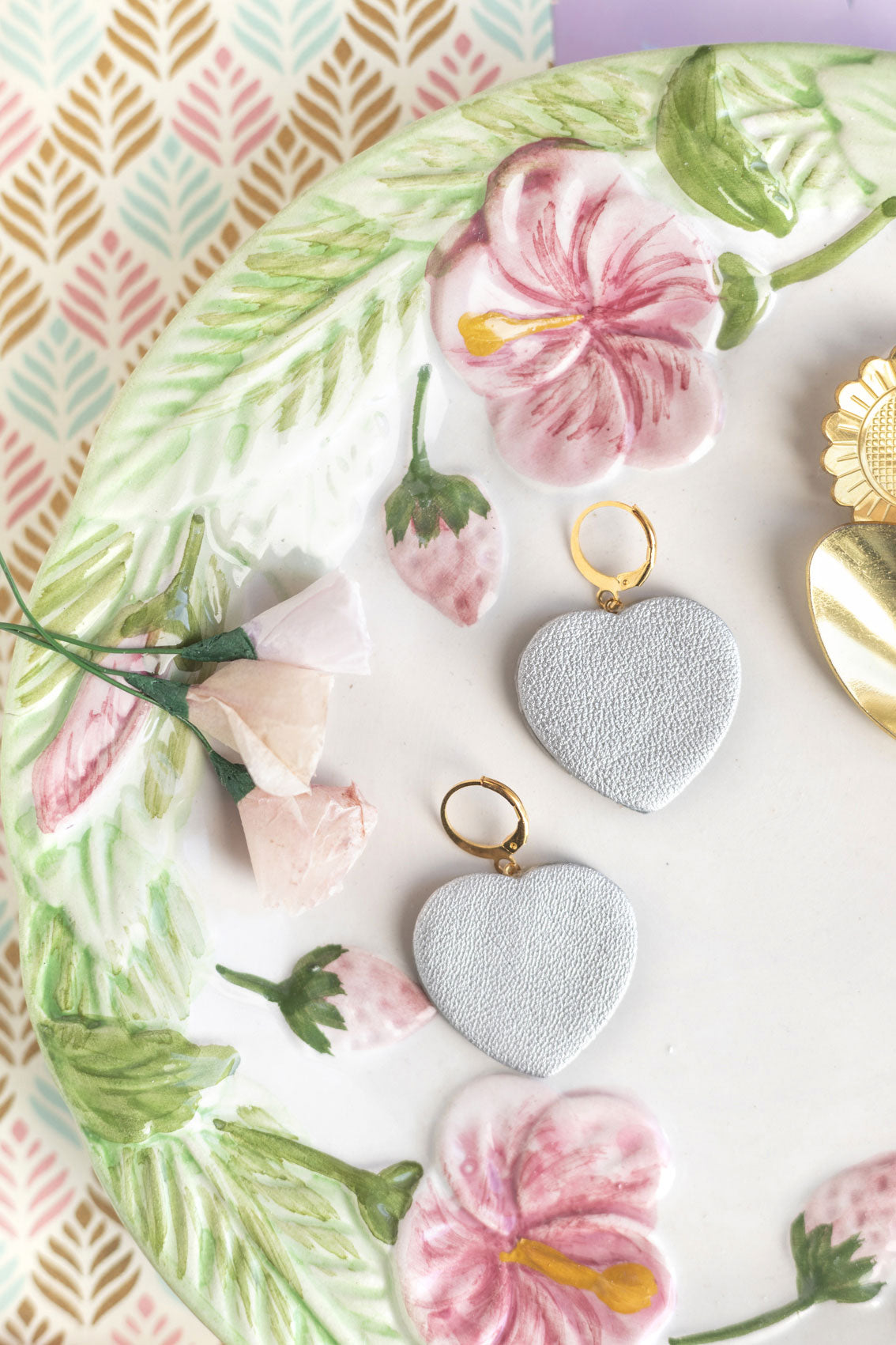 Boucles d'oreilles coeurs en cuir argenté à écailles