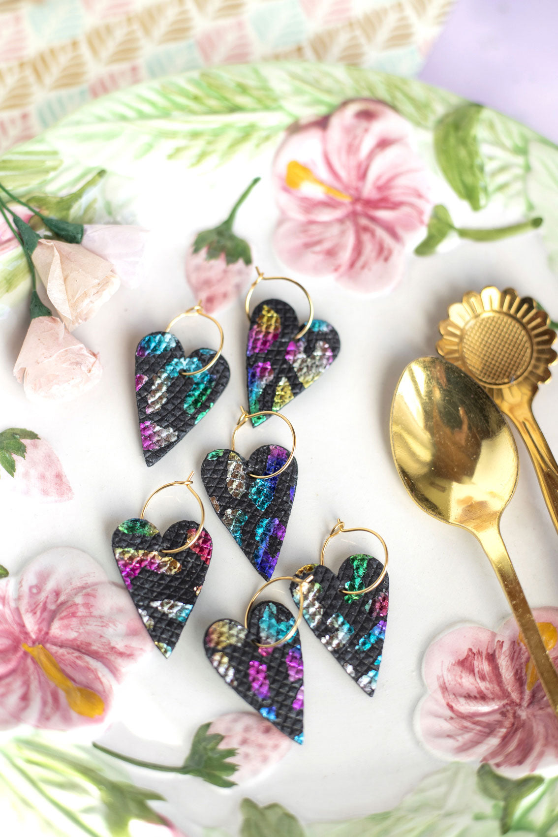 Boucles d'oreilles coeurs noir motifs léopard multicolores