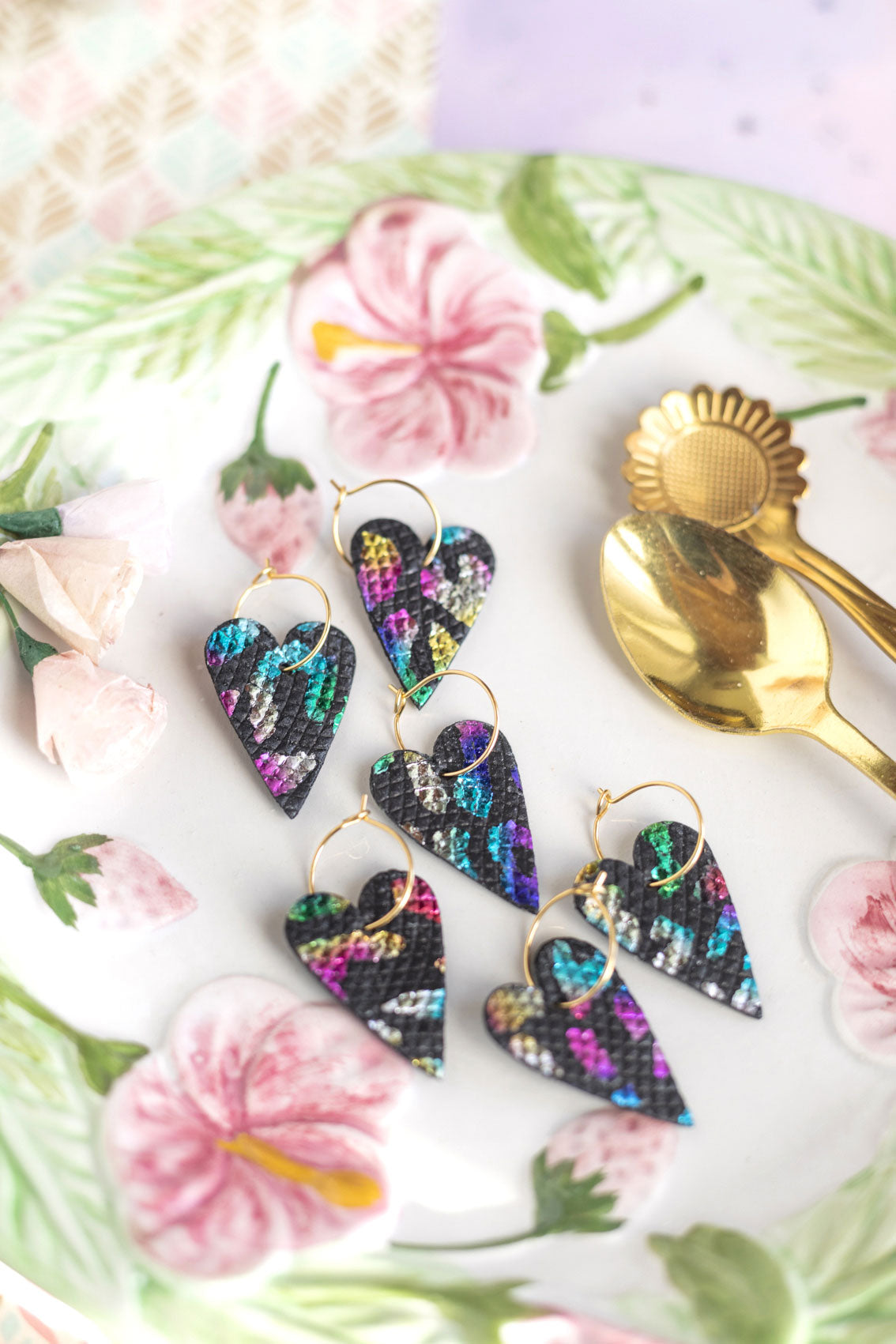 Boucles d'oreilles coeurs noir motifs léopard multicolores