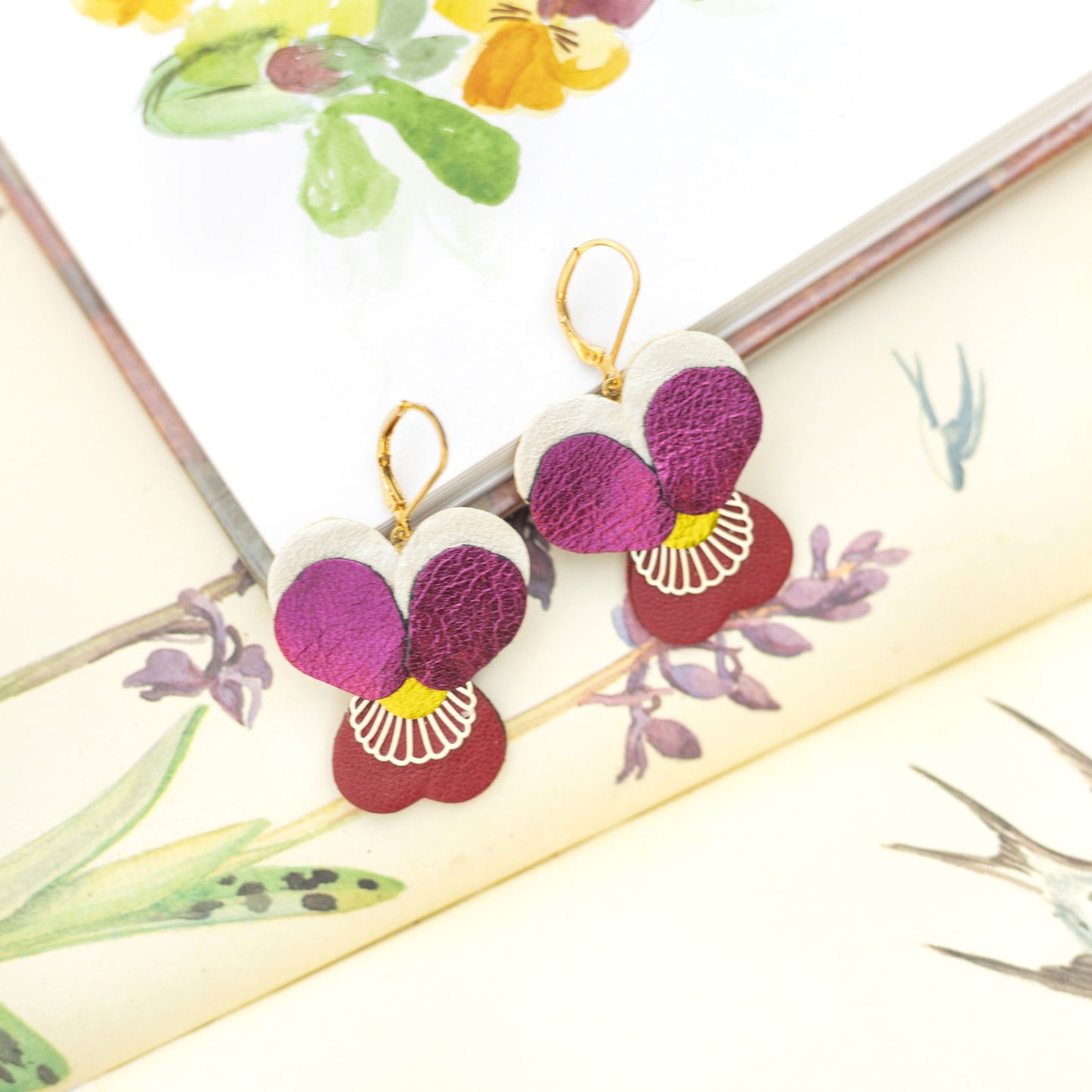 Boucles d’oreilles Pensées - framboise métallisé, carmin, blanc nacré