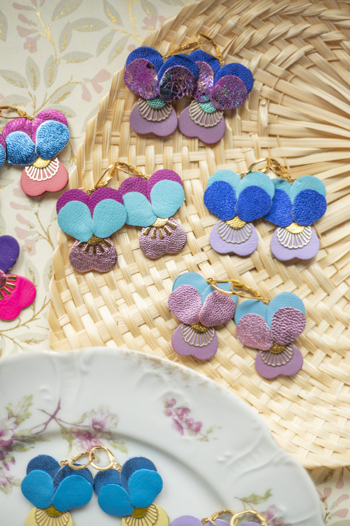 Boucles d’oreilles Pensées - cuir rose métallisé, bleu ciel, mauve