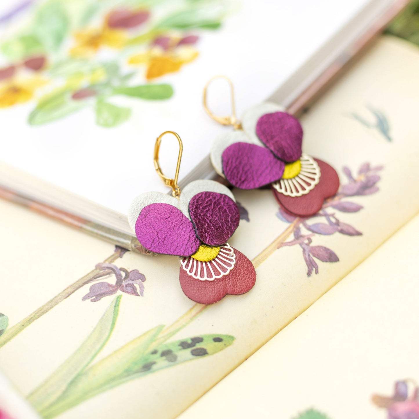 Boucles d’oreilles Pensées - framboise métallisé, carmin, blanc nacré
