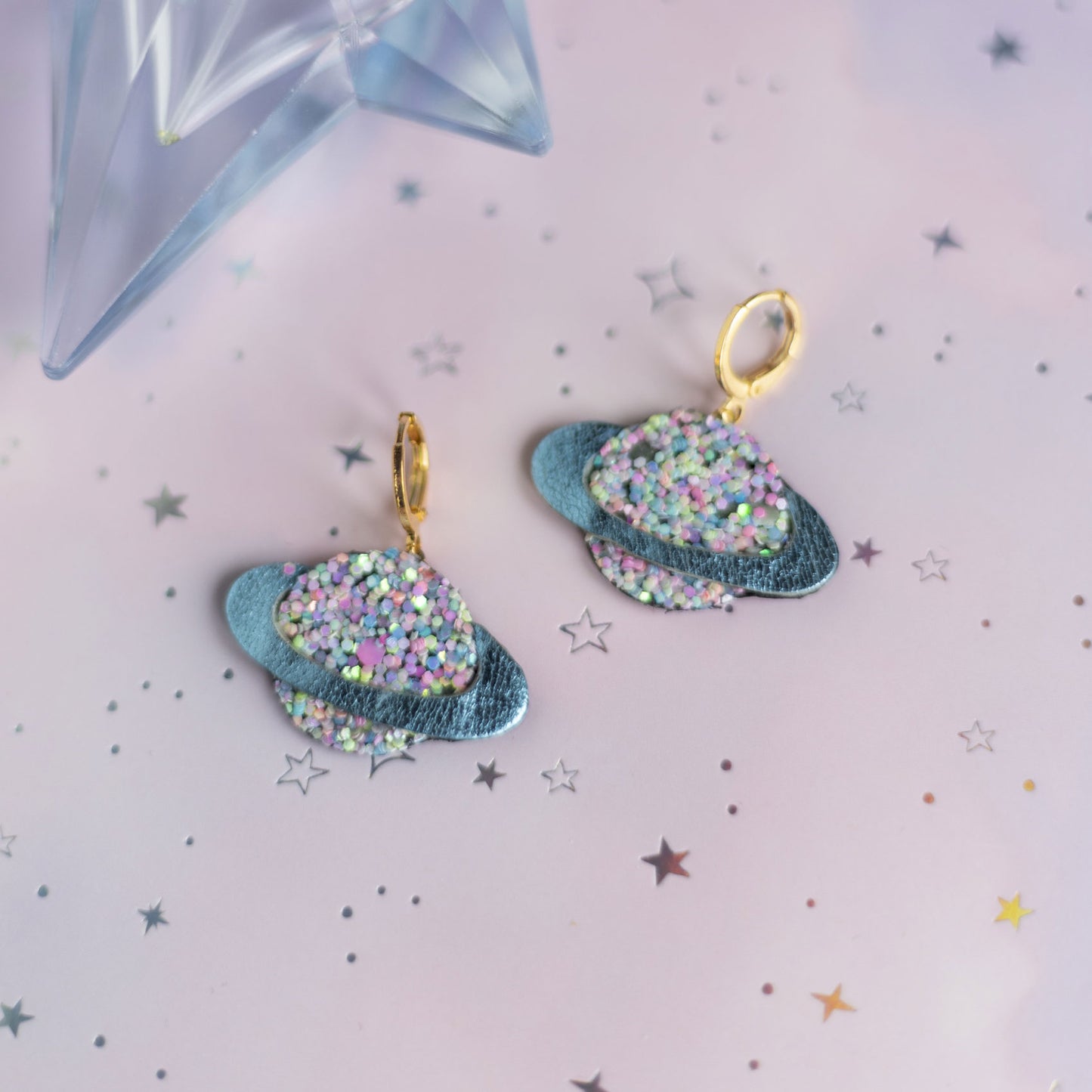 Boucles d'oreilles Planètes à Paillettes blanc holographique et cuir bleu clair métallisé