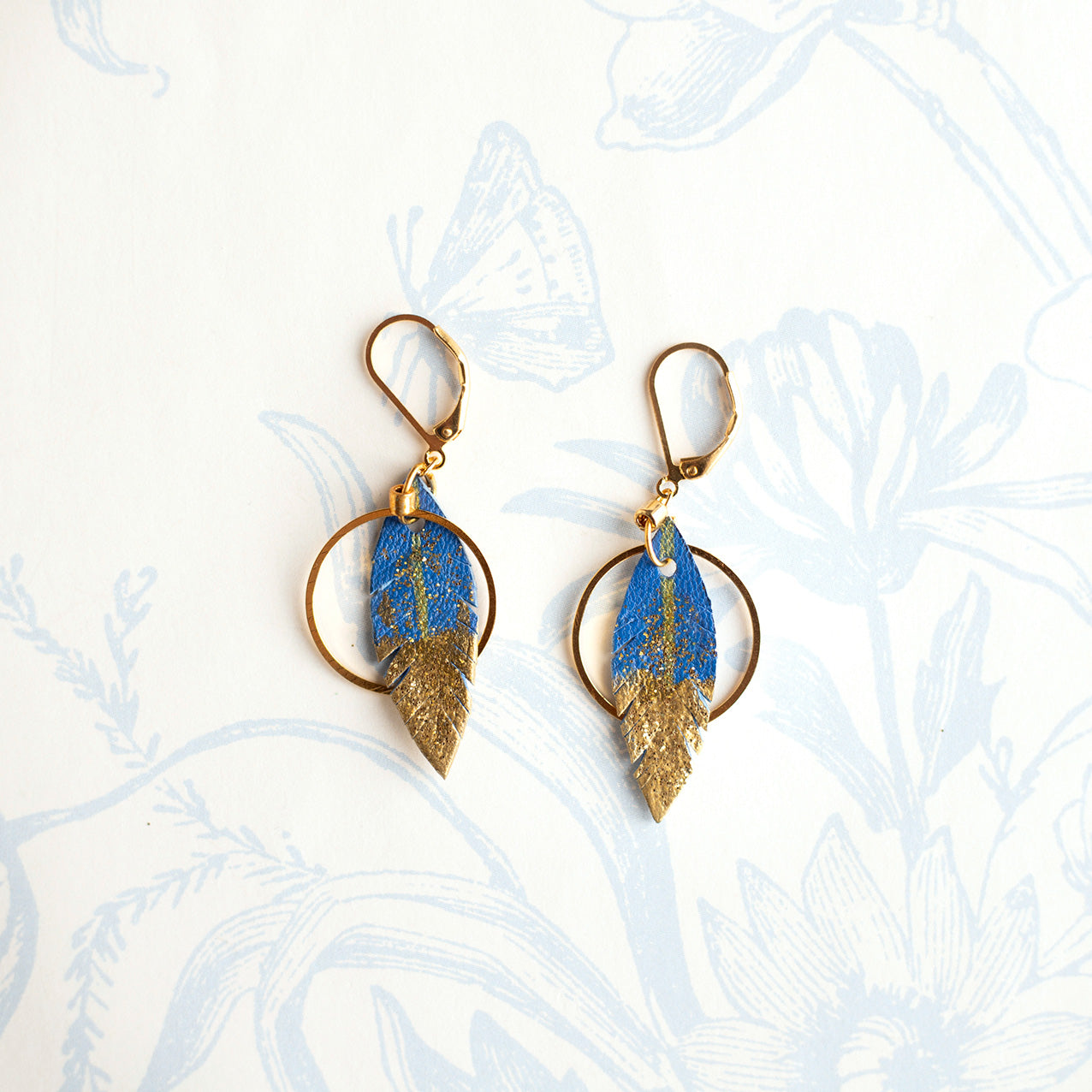 Boucles d'oreilles créoles plumes cuir bleu électrique