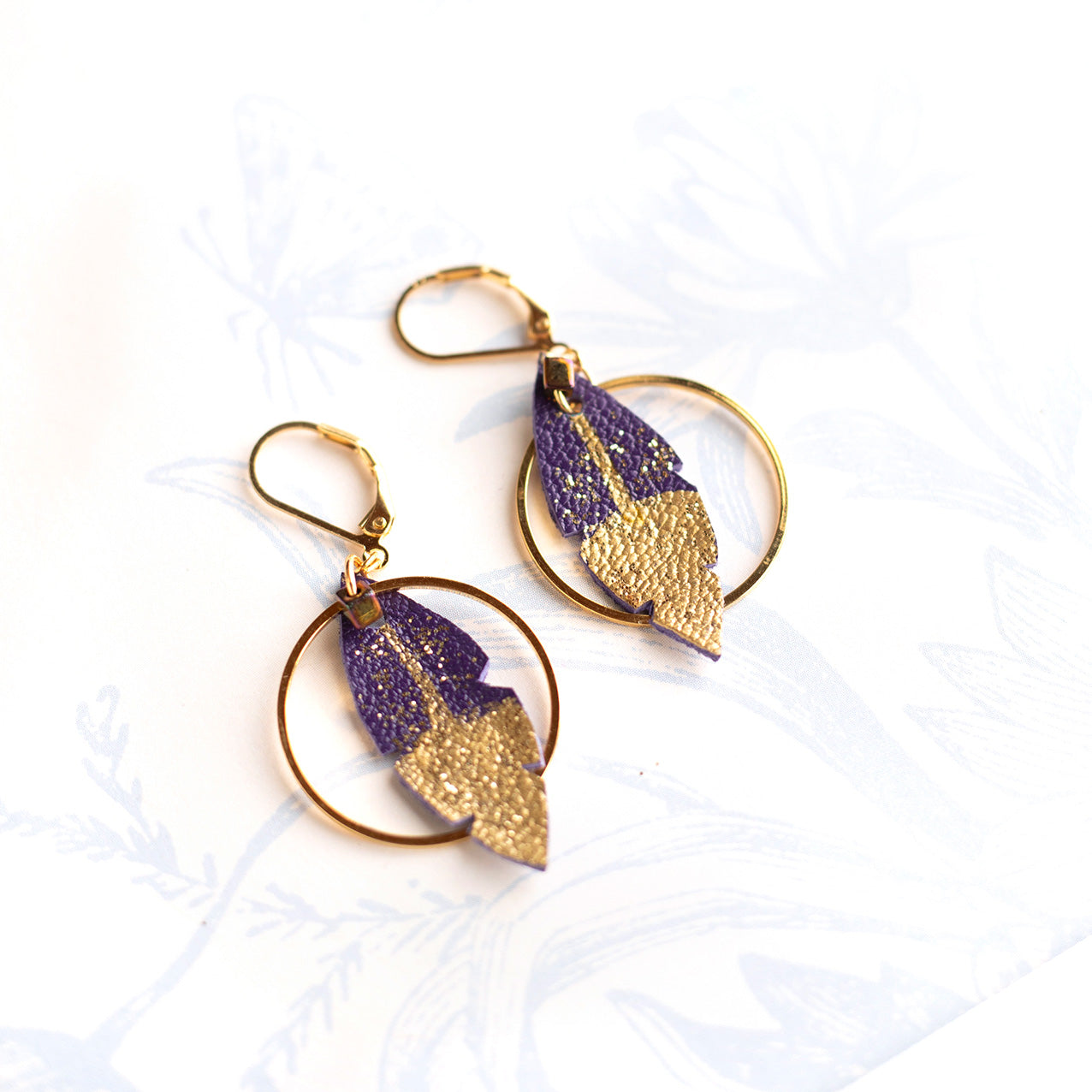 Boucles d'oreilles créoles plumes cuir violet améthyste