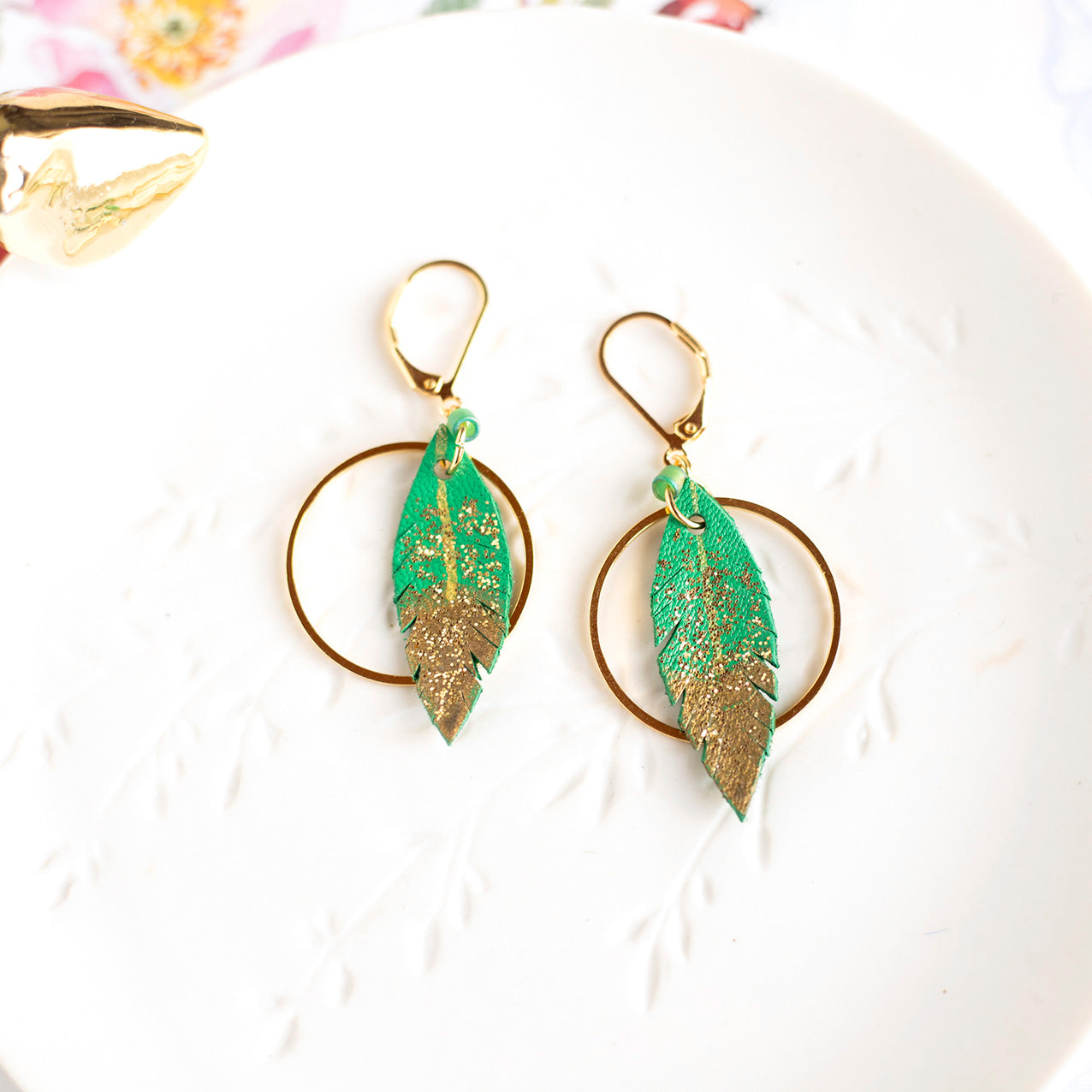 Boucles d'oreilles créoles plumes cuir vert menthe