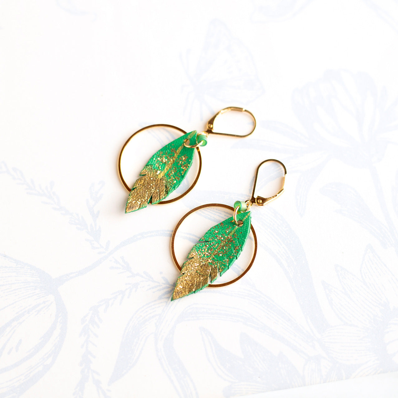 Boucles d'oreilles créoles plumes cuir vert menthe