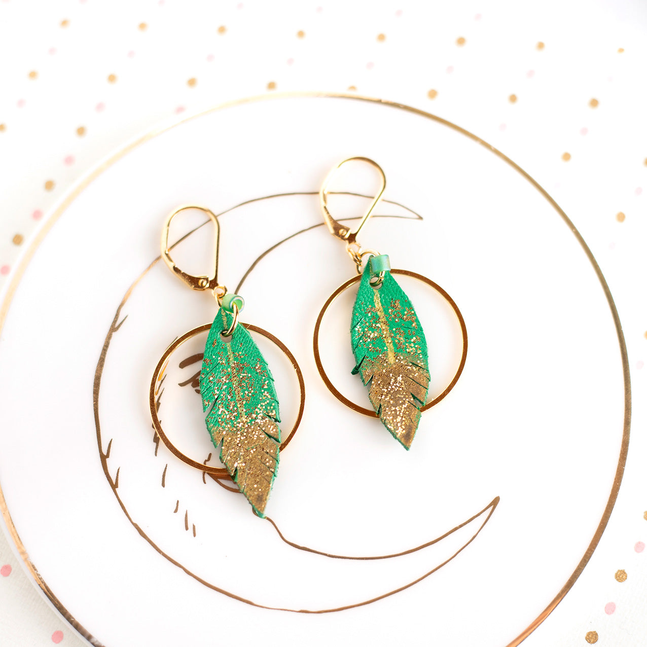 Boucles d'oreilles créoles plumes cuir vert menthe