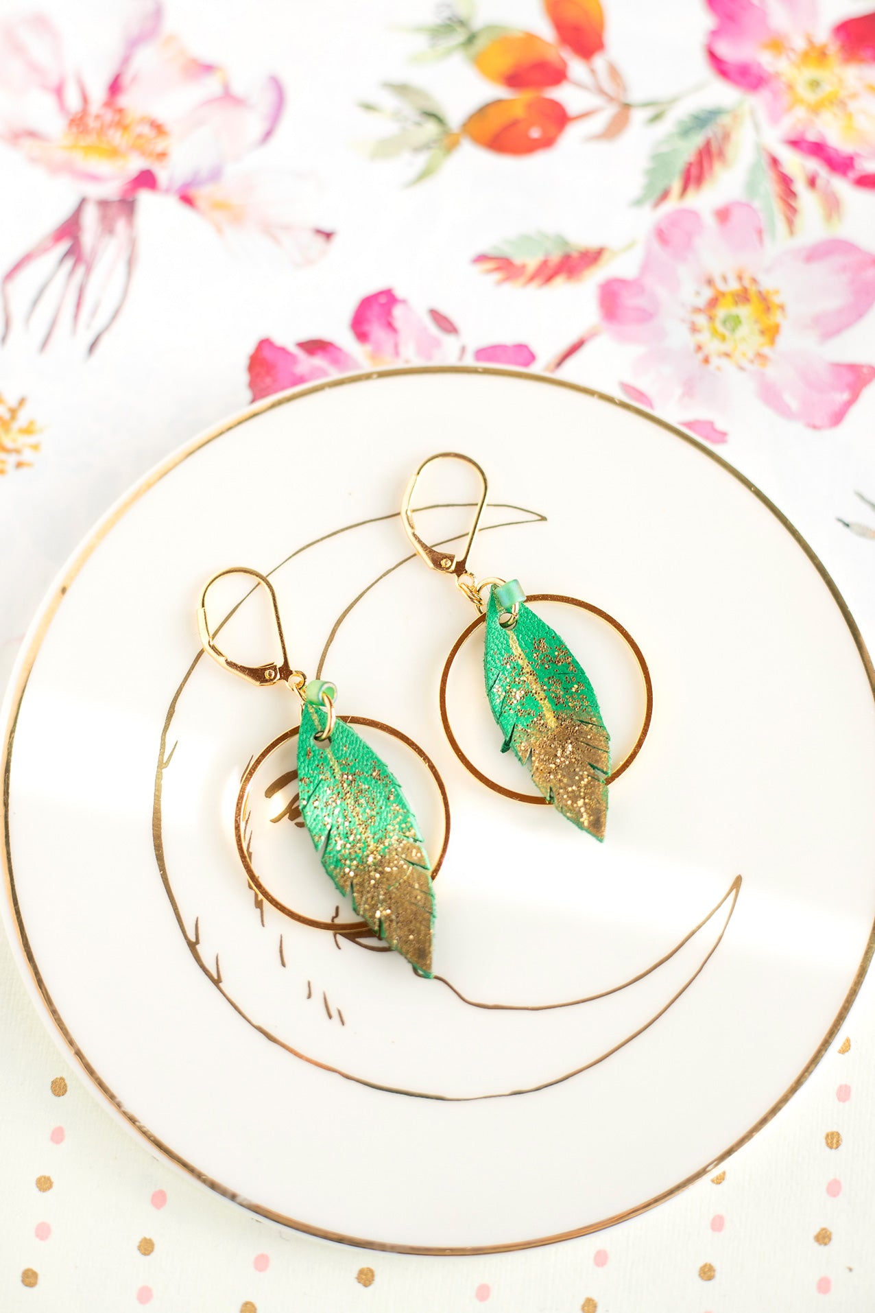 Boucles d'oreilles créoles plumes cuir vert menthe