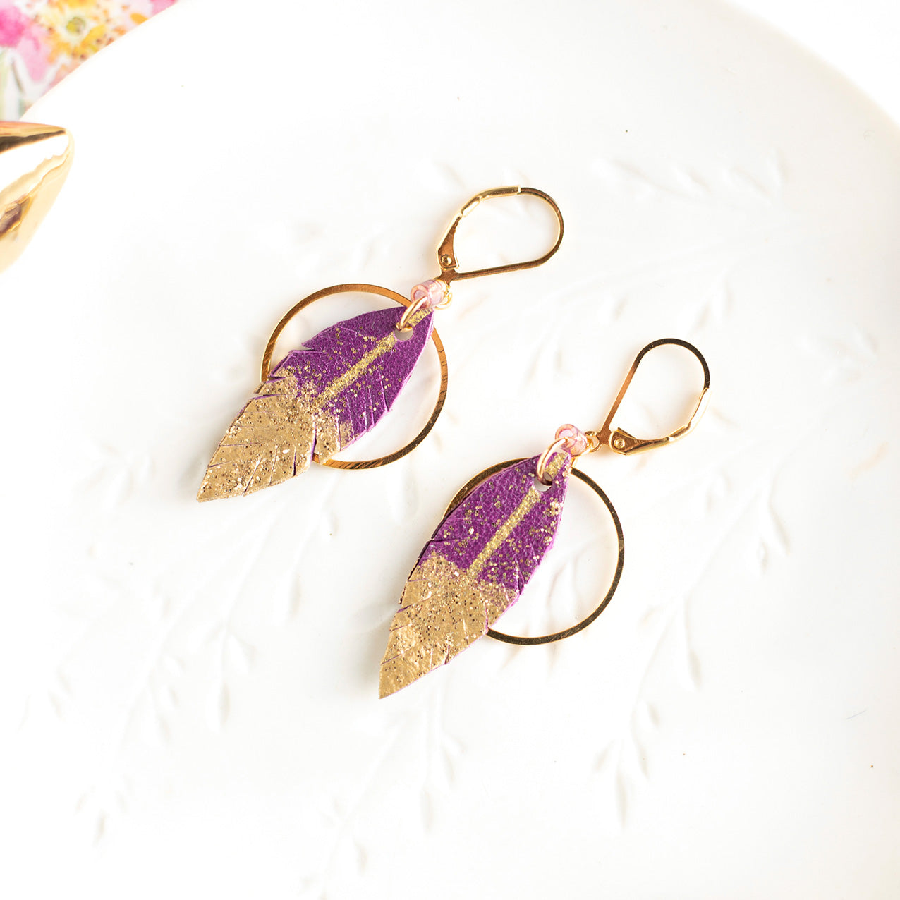 Boucles d'oreilles créoles plumes cuir violet