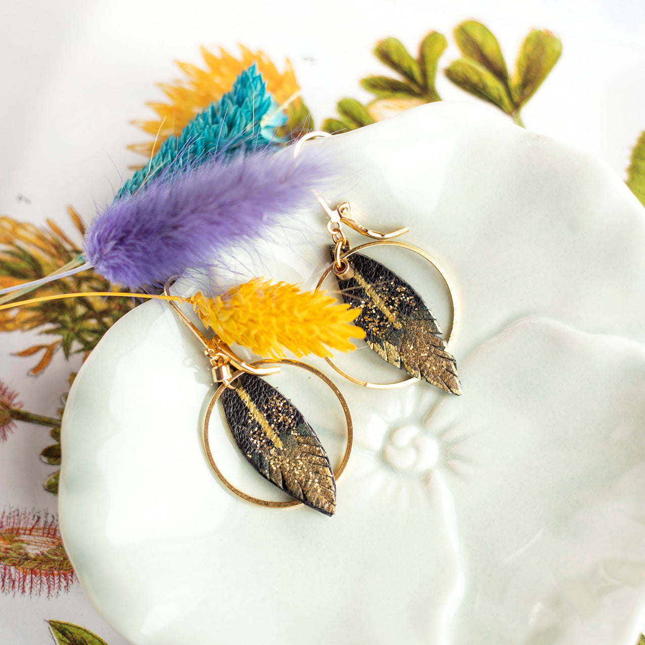 Boucles d'oreilles créoles plumes en cuir noir et doré