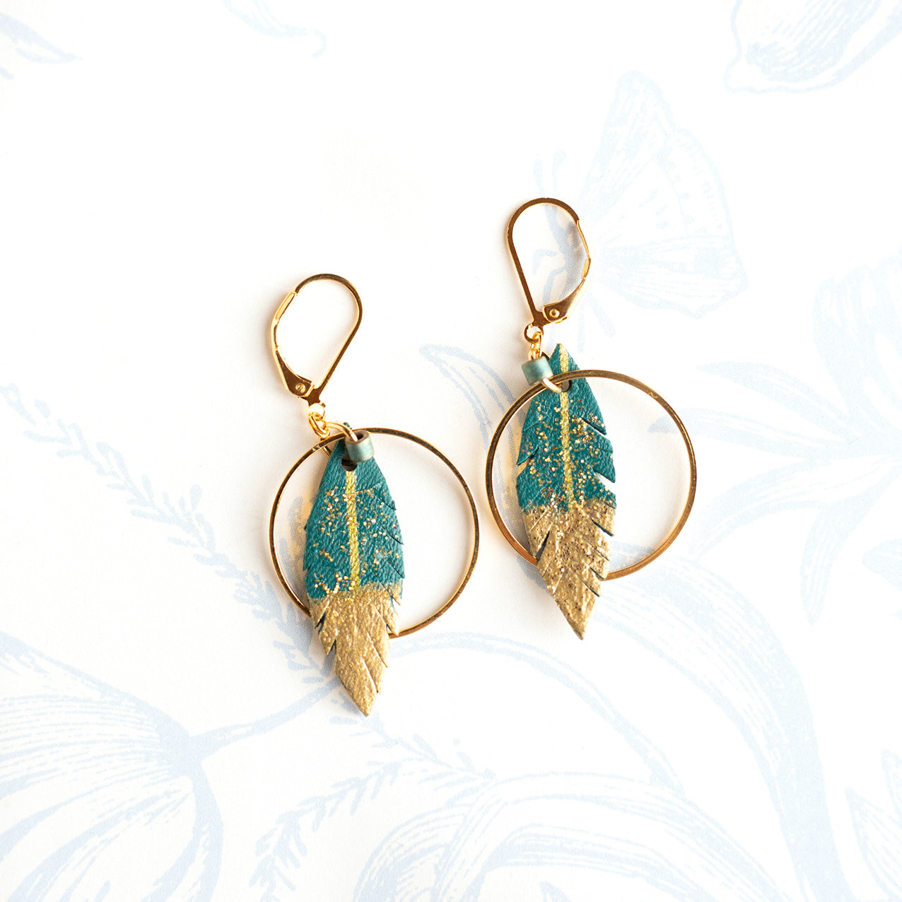 Boucles d'oreilles créoles plumes cuir vert foncé