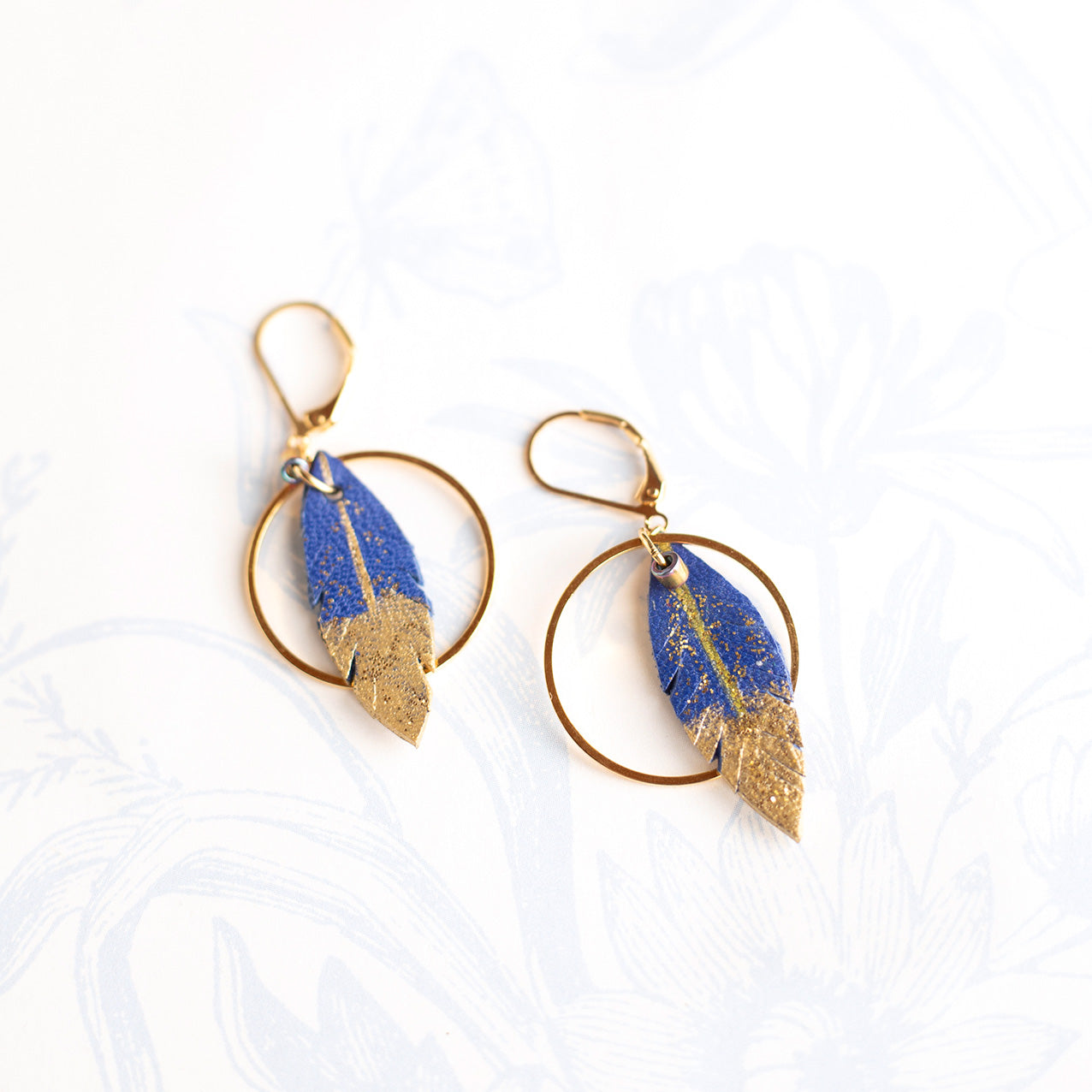 Boucles d'oreilles créoles plumes cuir bleu roi