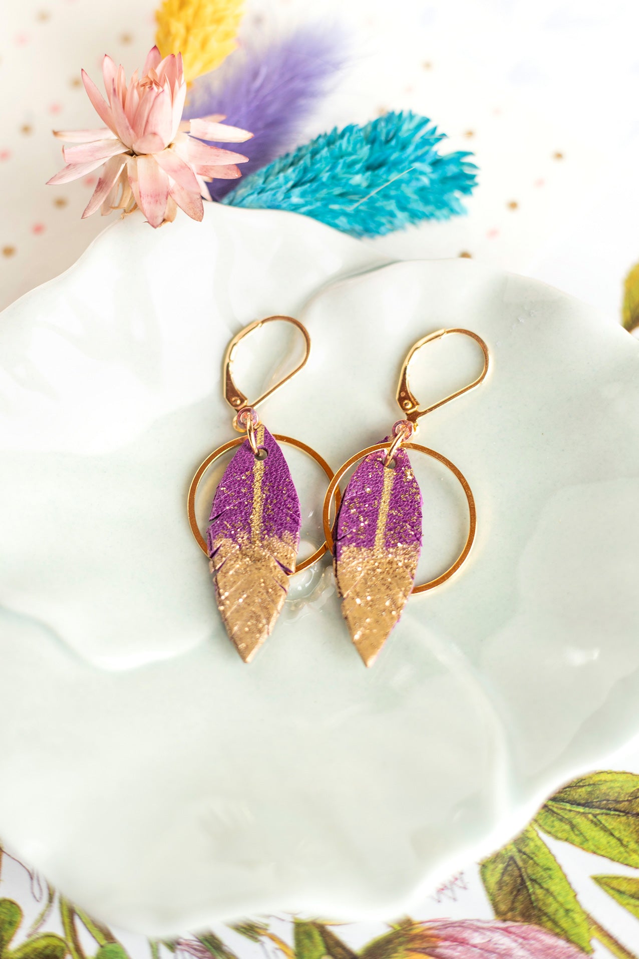 Boucles d'oreilles créoles plumes cuir violet