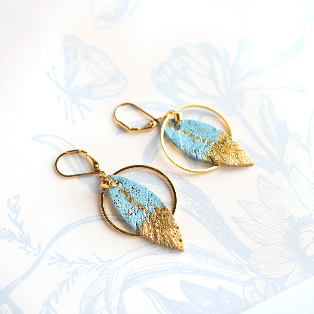 Boucles d'oreilles créoles plumes cuir bleu ciel