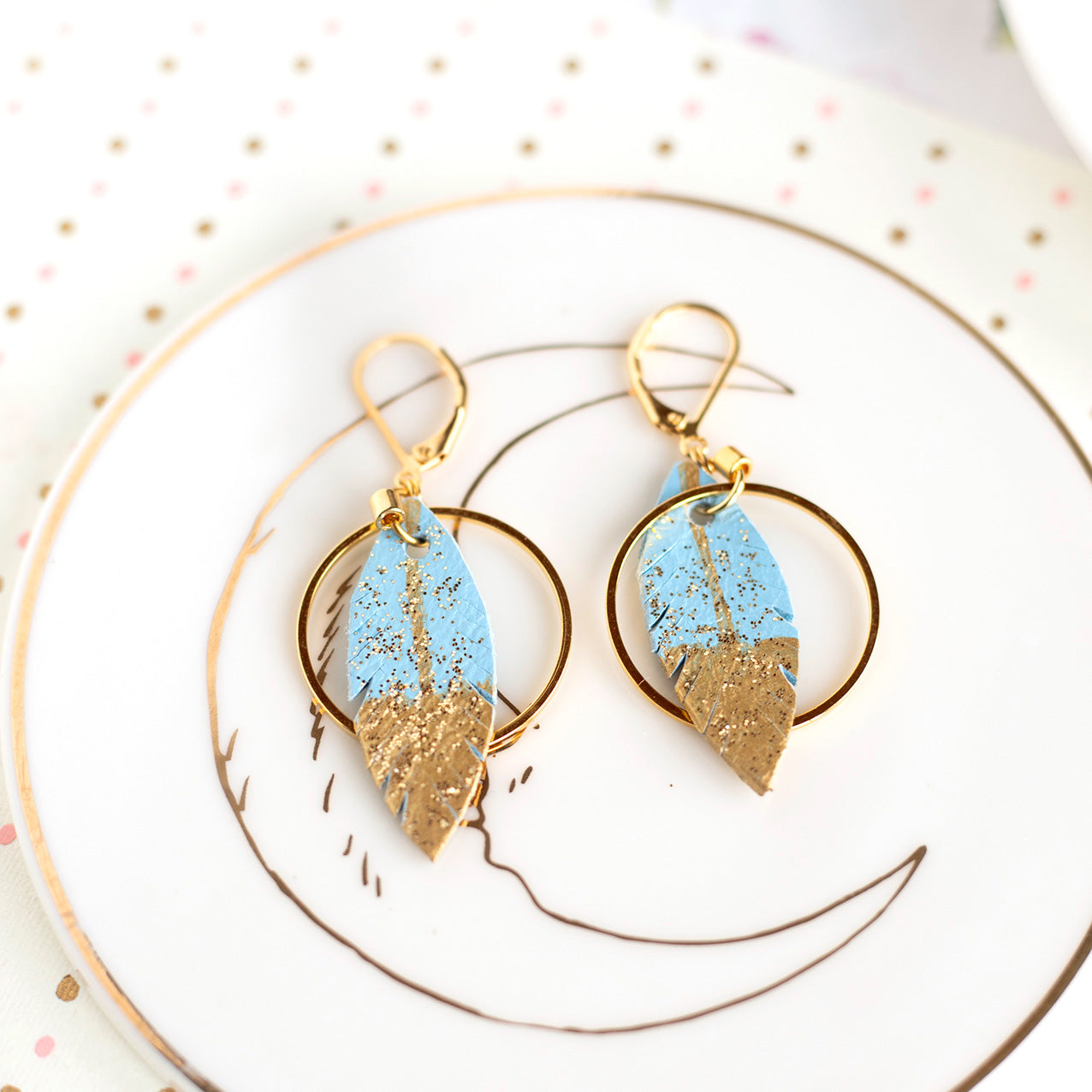 Boucles d'oreilles créoles plumes cuir bleu ciel