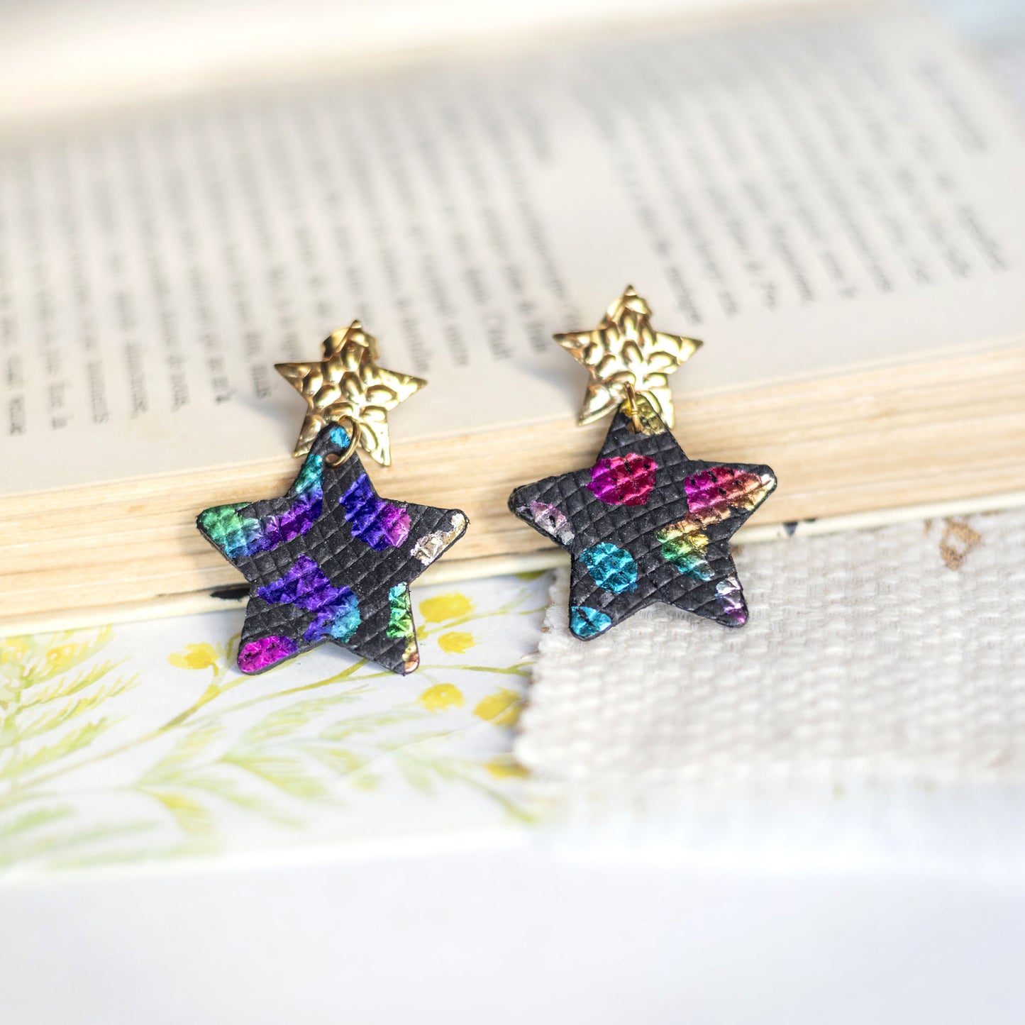 Boucles d'oreilles Etoiles - cuir noir à tâches multicolores