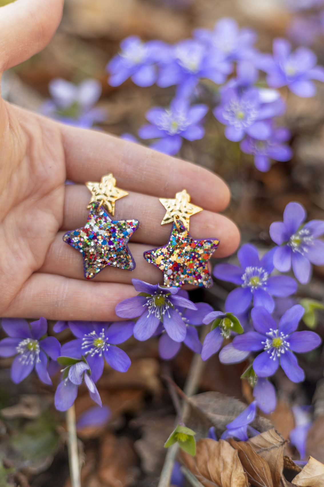 Boucles d'oreilles Etoiles - cuir violet irisé et paillettes multicolores