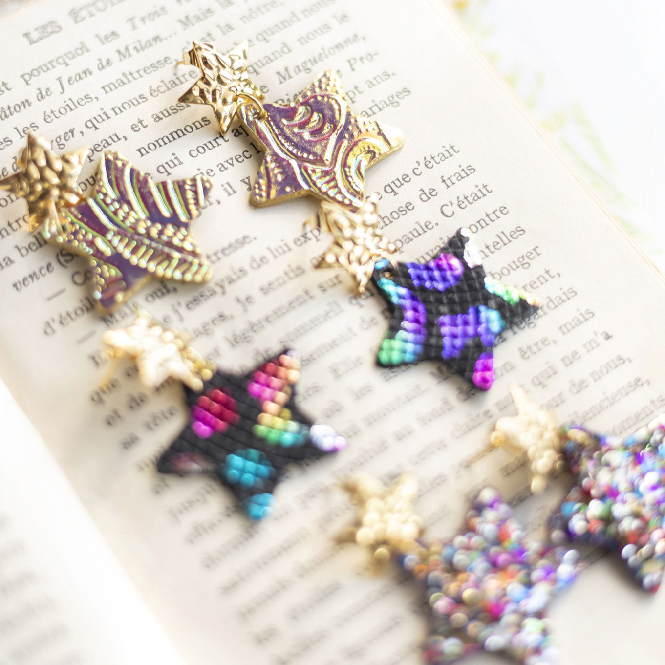 Boucles d'oreilles Etoiles - cuir noir à tâches multicolores